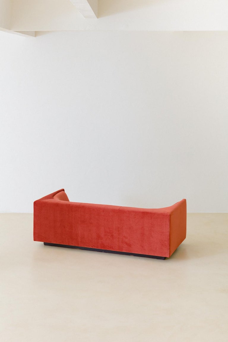 This recently upholstered cubo (Cube) sofa was designed by Jorge Zalszupin (1922-2020) in the 1970s. 
The elegance, a feature of Zalszupin designs, on this piece does not come from sculpted wood details or the delicacy and lightness of curves, but