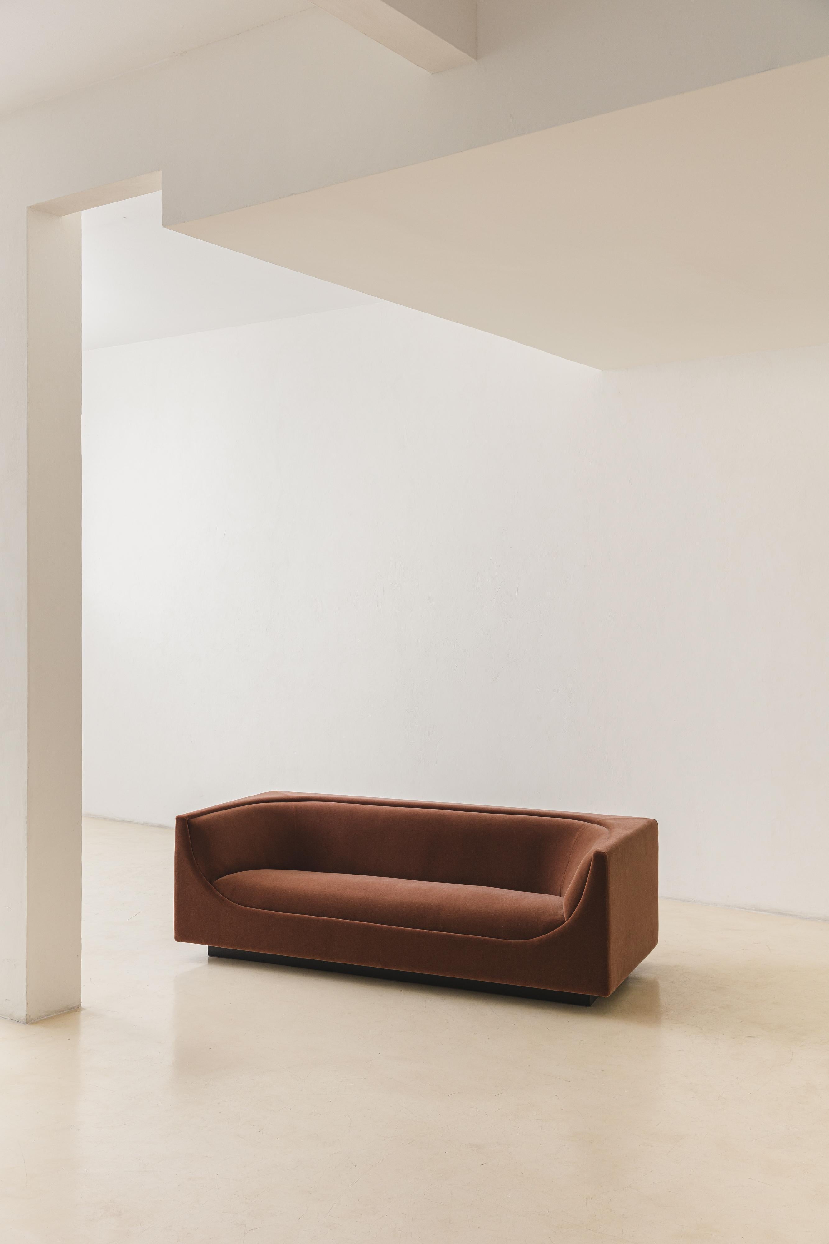 This recently upholstered cubo (Cube) sofa was designed by Jorge Zalszupin (1922-2020) in the 1970s. 
The elegance, a feature of Zalszupin designs, on this piece does not come from sculpted wood details or the delicacy and lightness of curves, but