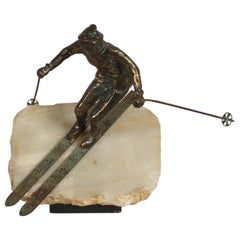 Sculpture de skieur de montagne en bronze sur socle en onyx:: moderne du milieu du siècle dernier:: de Curtis Jere