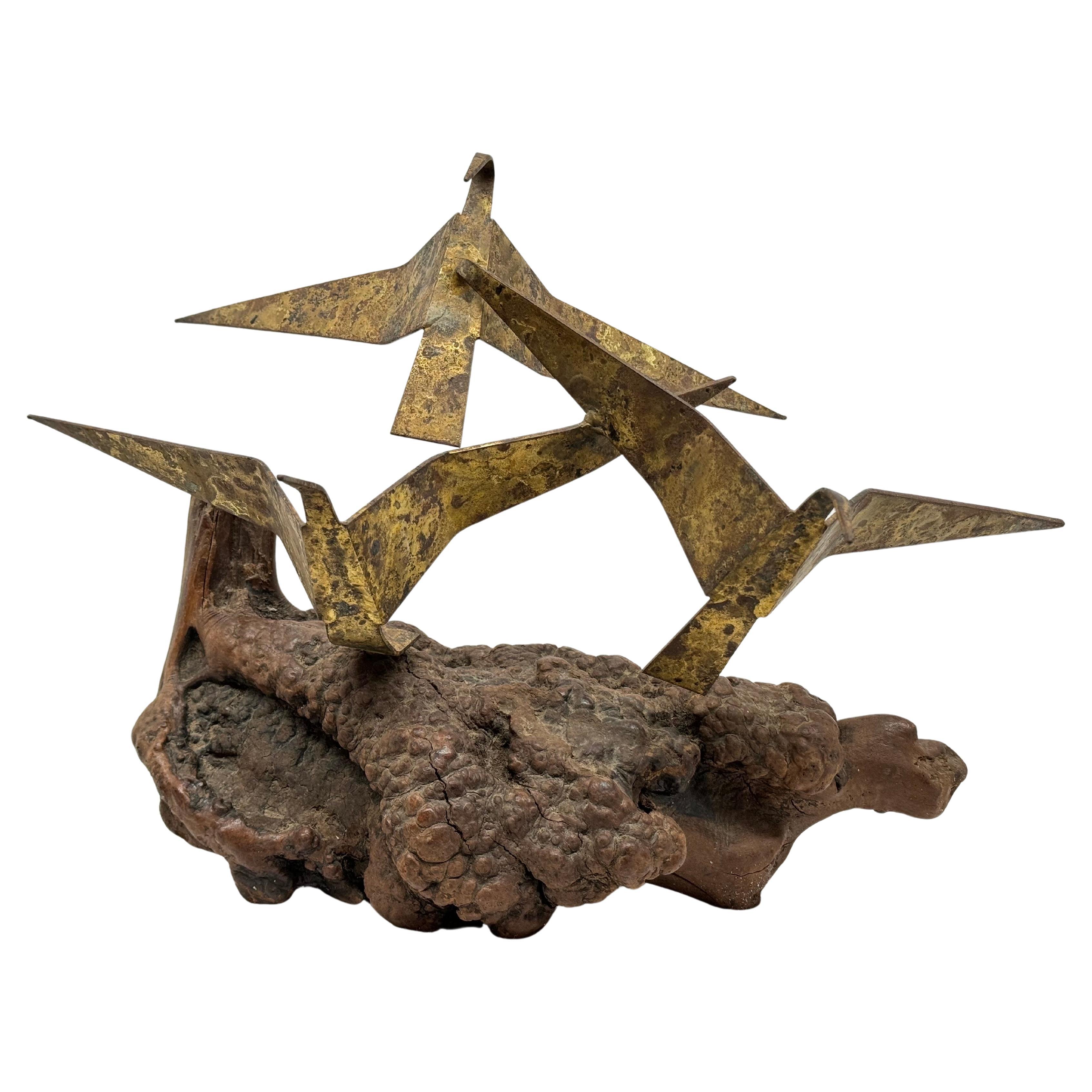 Scultura di gabbiani del Mid Century Modern Curtis Jere. Un bel design brutalista in metallo dorato montato su una base in legno di deriva.