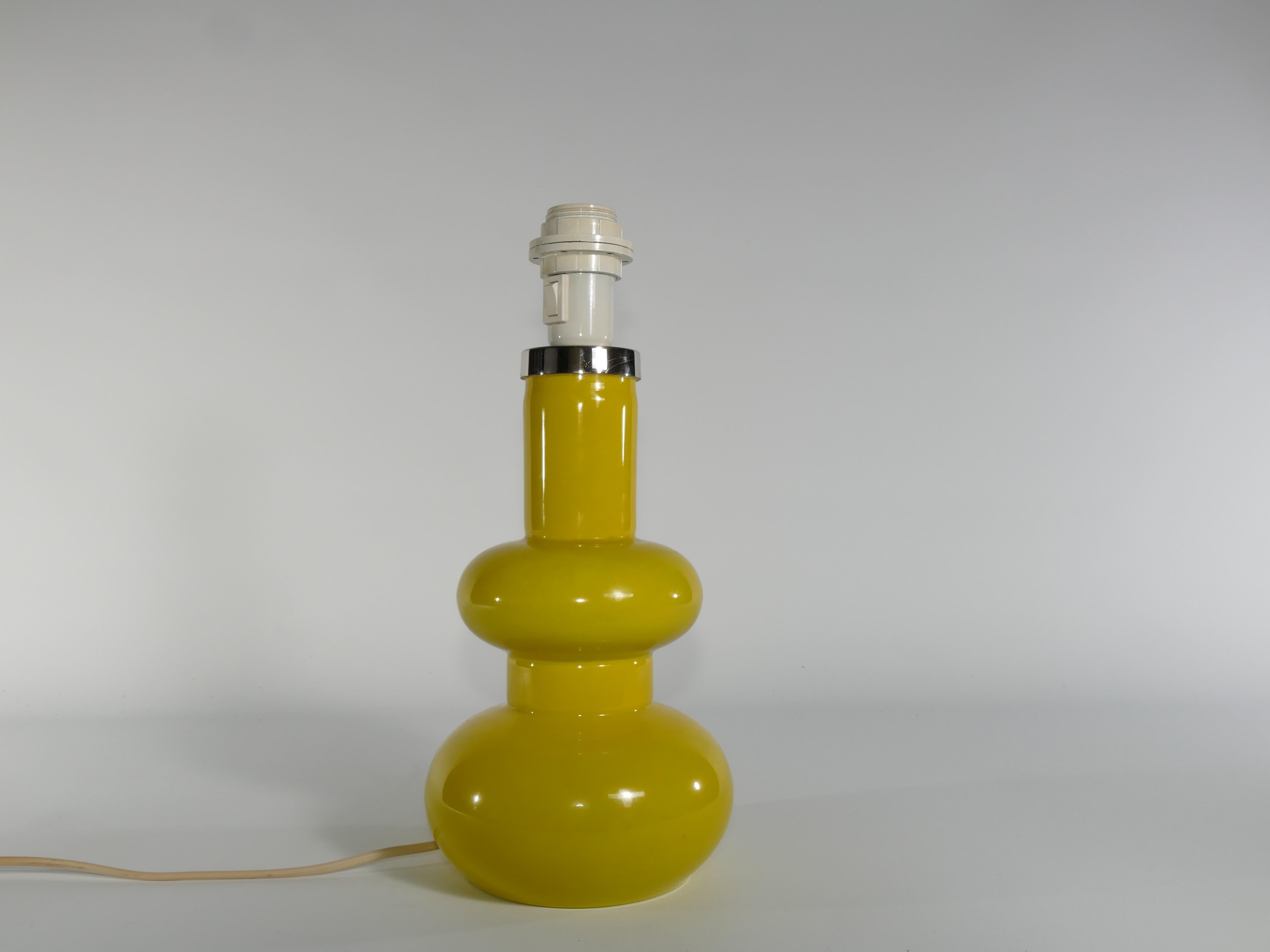 Mid-Century Modern Curvaceous Bright Yellow Glass Table Lamp by Orrefors, 1960s For Sale 3
