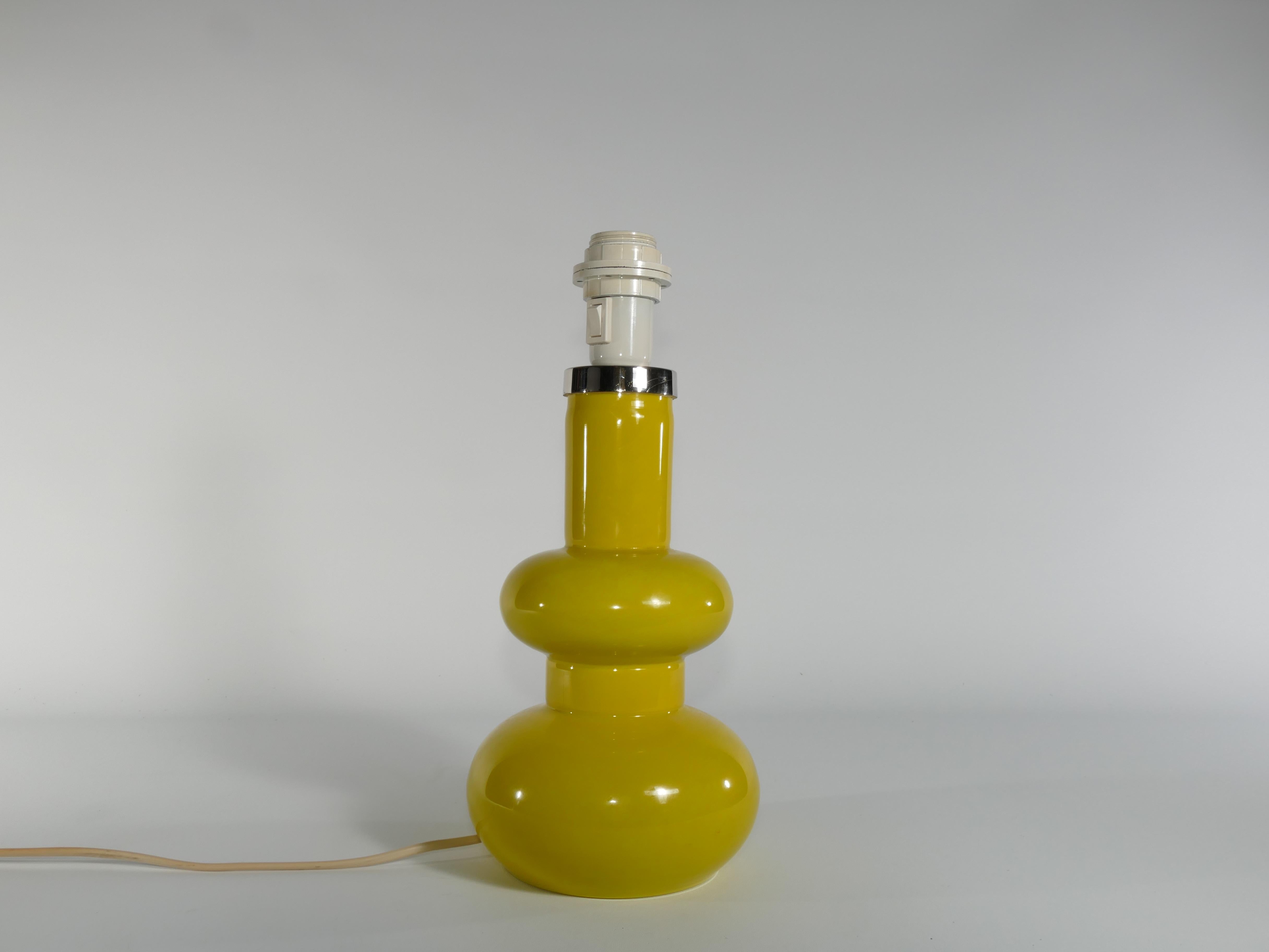 Mid-Century Modern Curvaceous Bright Yellow Glass Table Lamp by Orrefors, 1960s For Sale 4