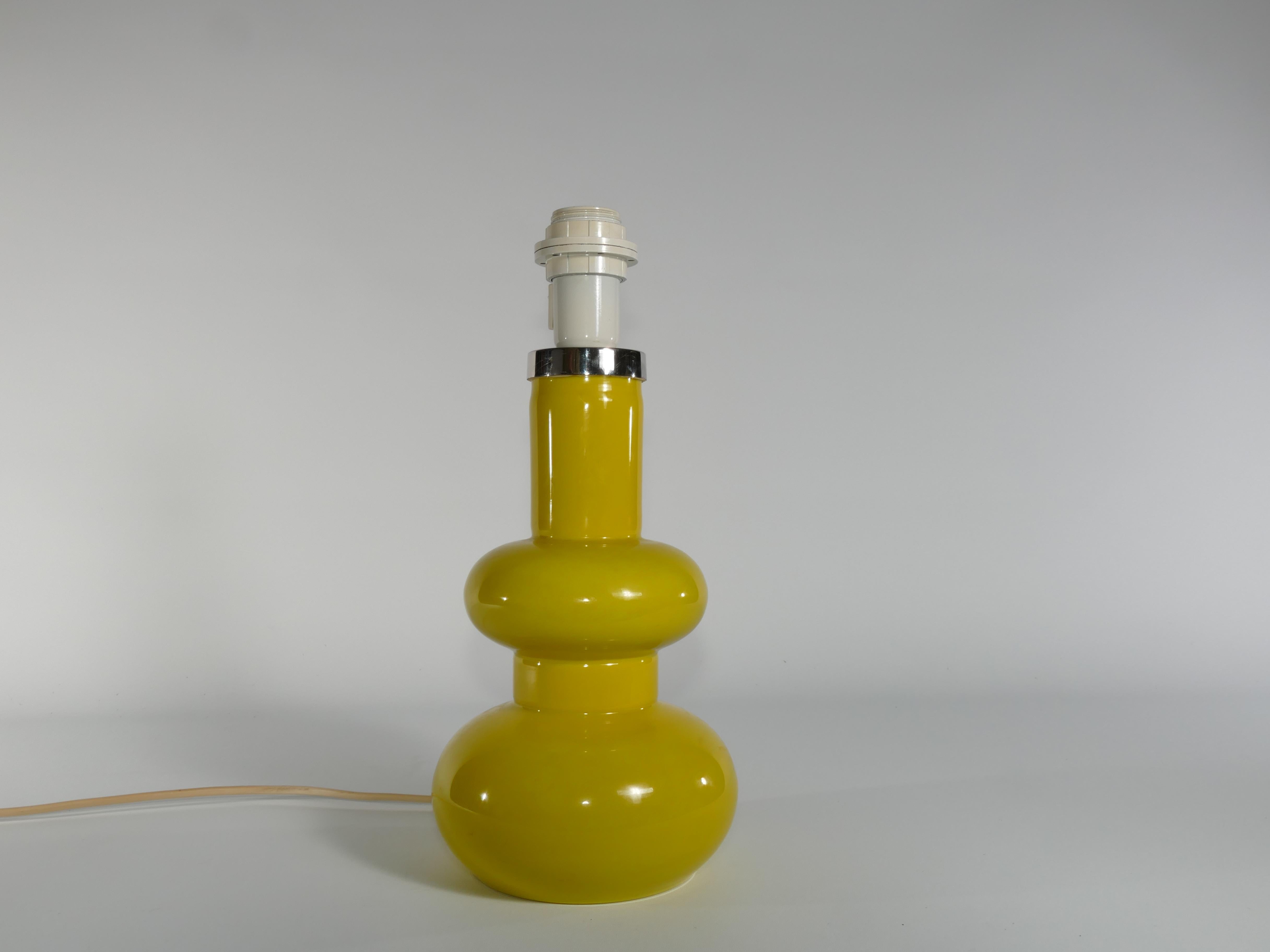 Moderne geschwungene, leuchtend gelbe Mid-Century-Tischlampe aus Glas von Orrefors, 1960er Jahre im Angebot 5