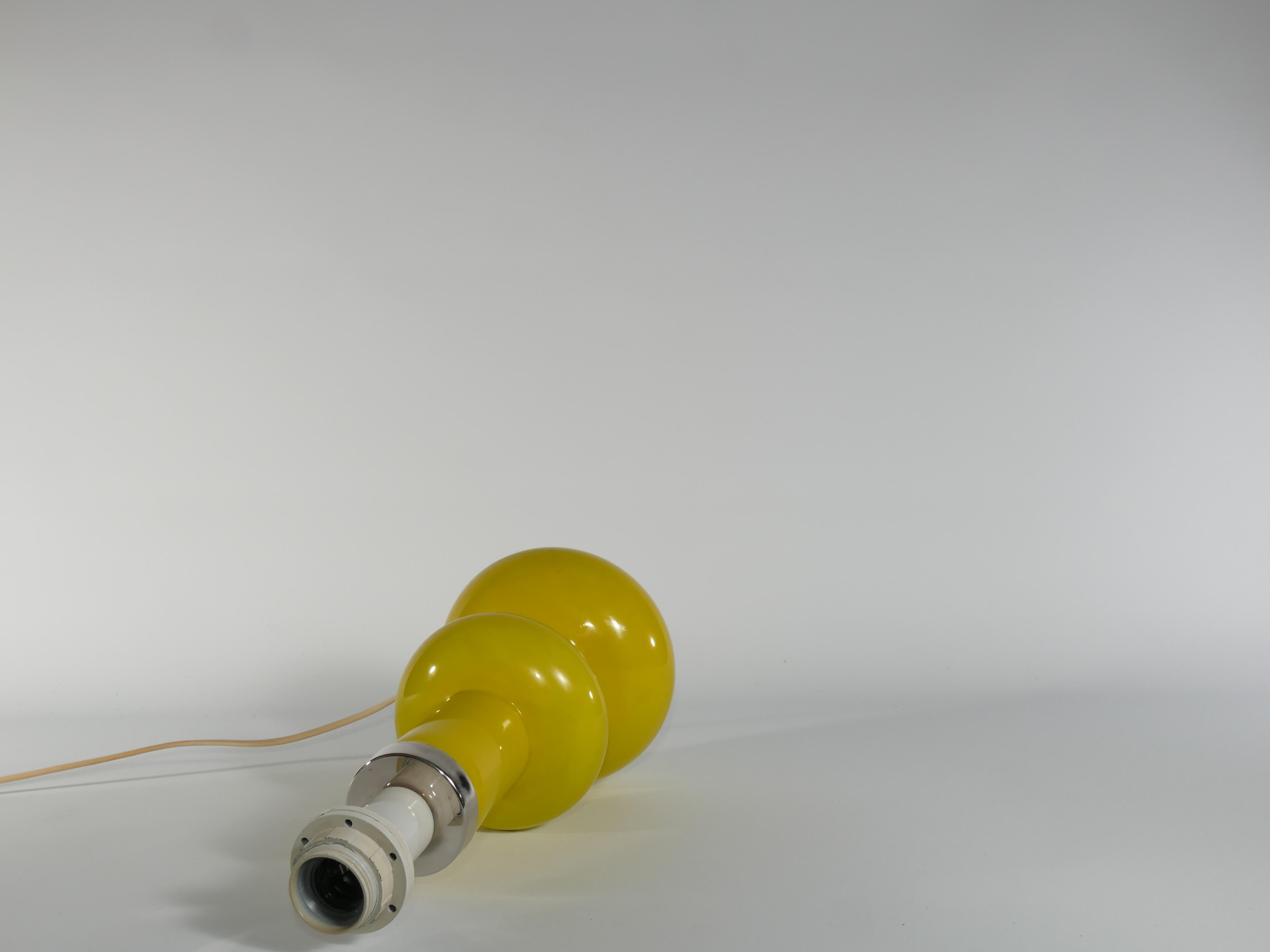 Moderne geschwungene, leuchtend gelbe Mid-Century-Tischlampe aus Glas von Orrefors, 1960er Jahre im Angebot 6
