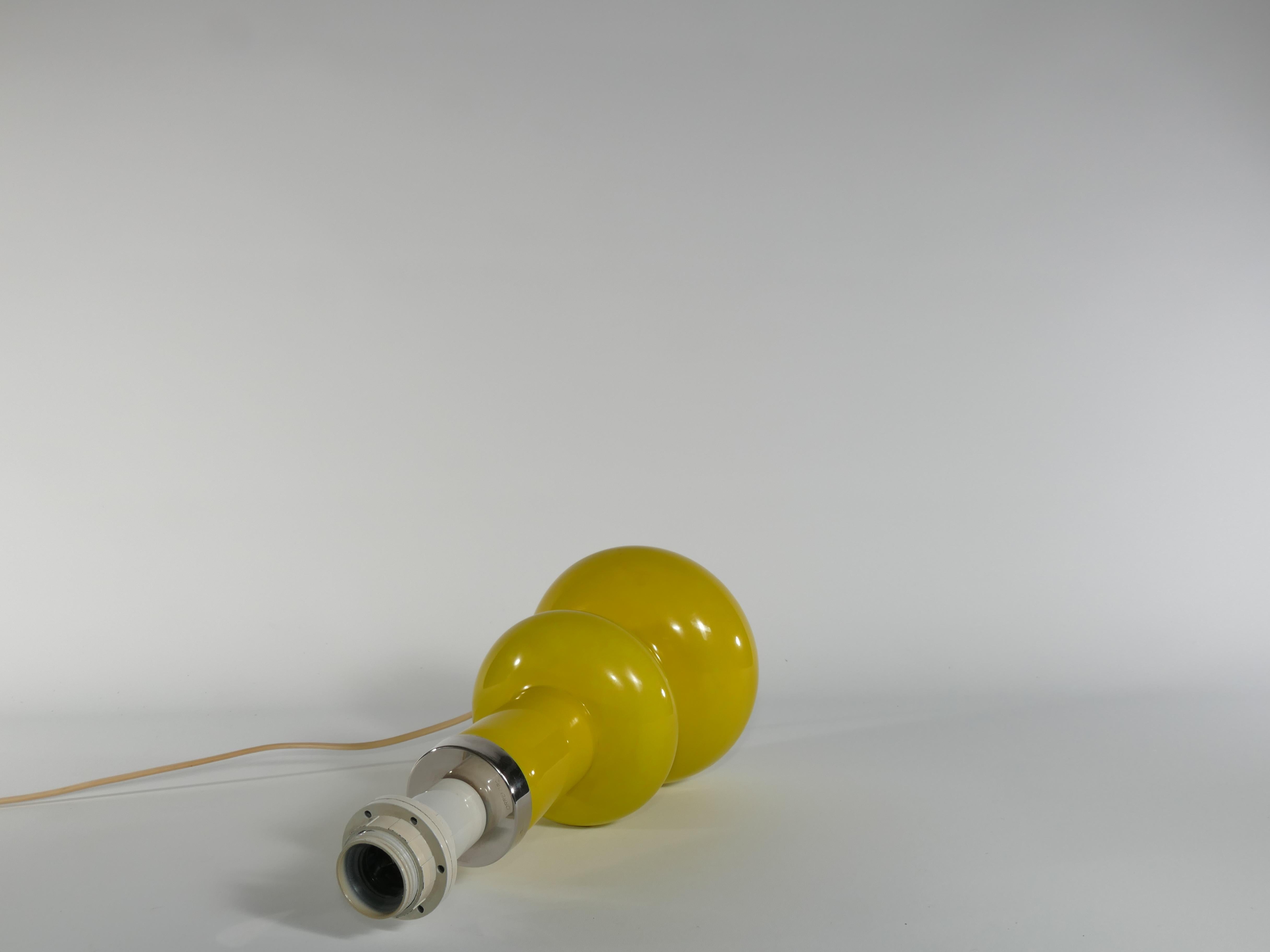 Moderne geschwungene, leuchtend gelbe Mid-Century-Tischlampe aus Glas von Orrefors, 1960er Jahre im Angebot 7