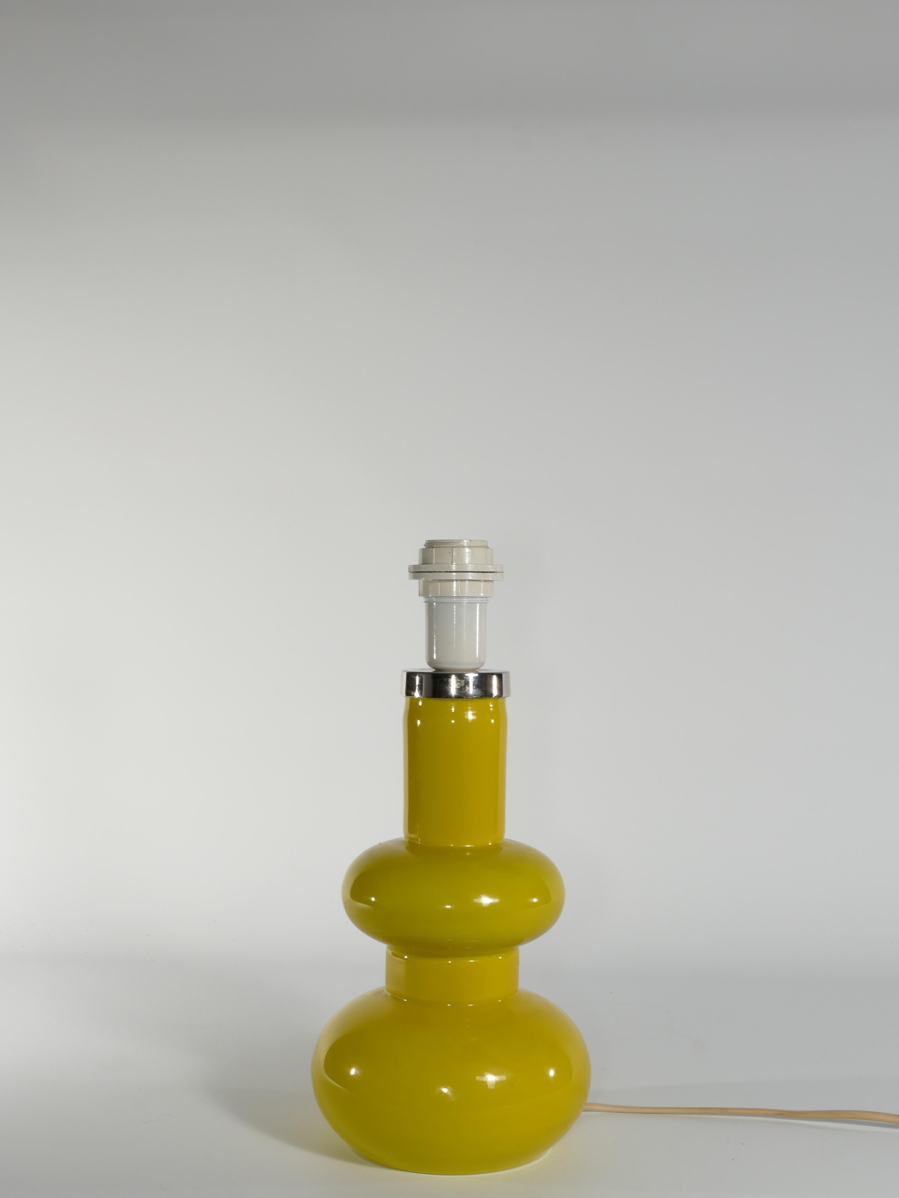 Moderne geschwungene, leuchtend gelbe Mid-Century-Tischlampe aus Glas von Orrefors, 1960er Jahre (Handgefertigt) im Angebot