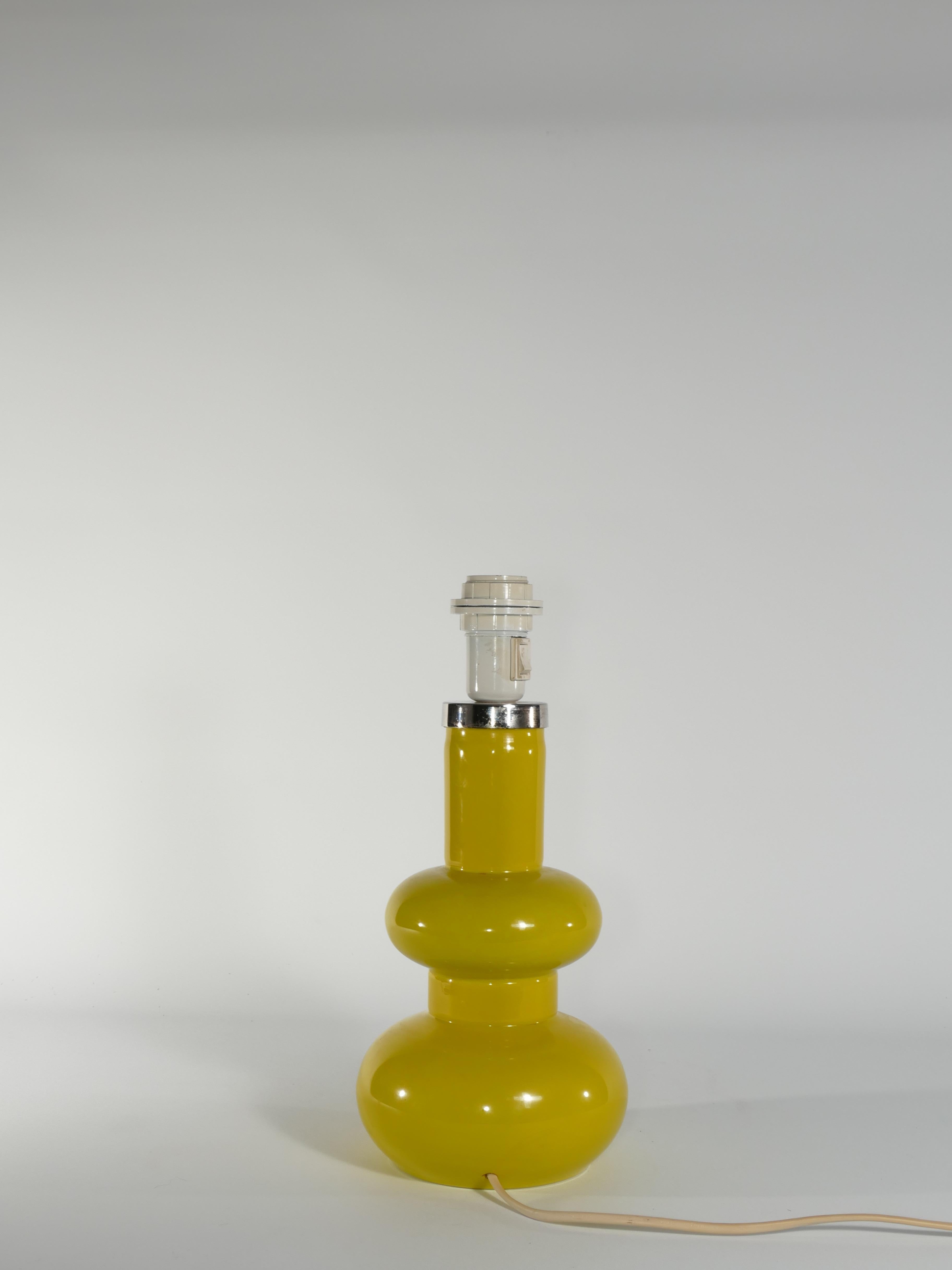 Moderne geschwungene, leuchtend gelbe Mid-Century-Tischlampe aus Glas von Orrefors, 1960er Jahre im Zustand „Gut“ im Angebot in Grythyttan, SE