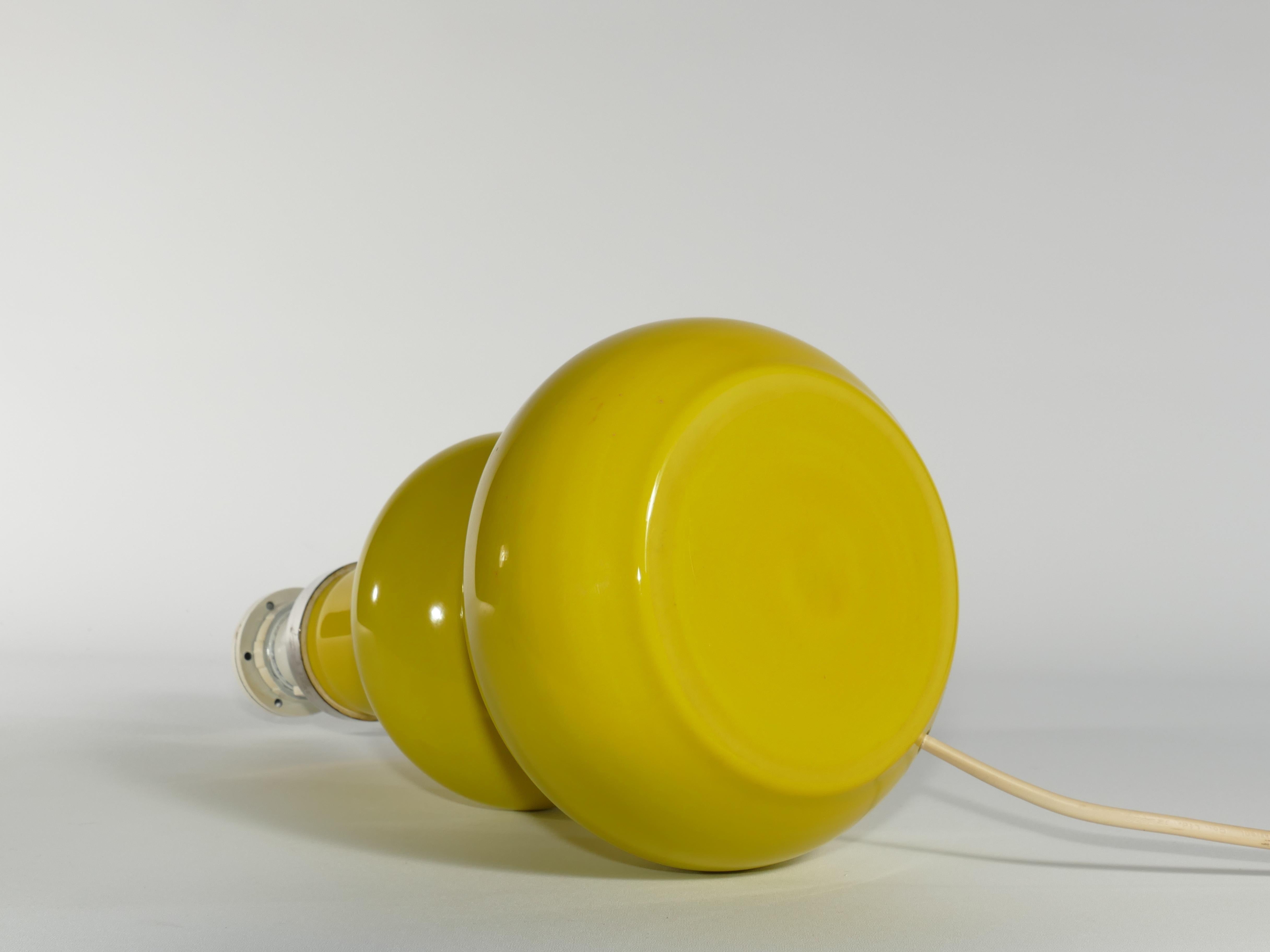Moderne geschwungene, leuchtend gelbe Mid-Century-Tischlampe aus Glas von Orrefors, 1960er Jahre (Mitte des 20. Jahrhunderts) im Angebot
