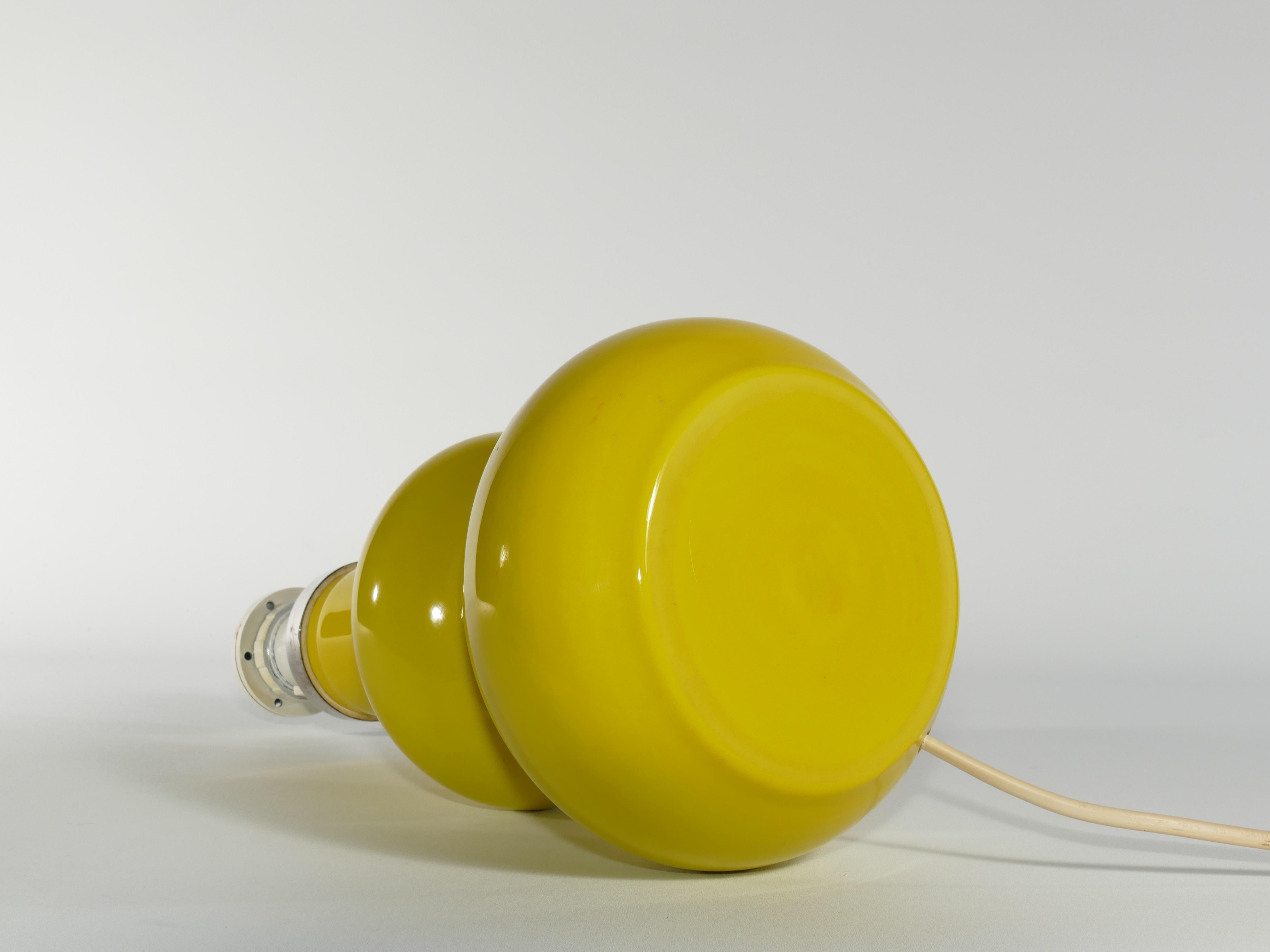 Moderne geschwungene, leuchtend gelbe Mid-Century-Tischlampe aus Glas von Orrefors, 1960er Jahre (Buntglas) im Angebot