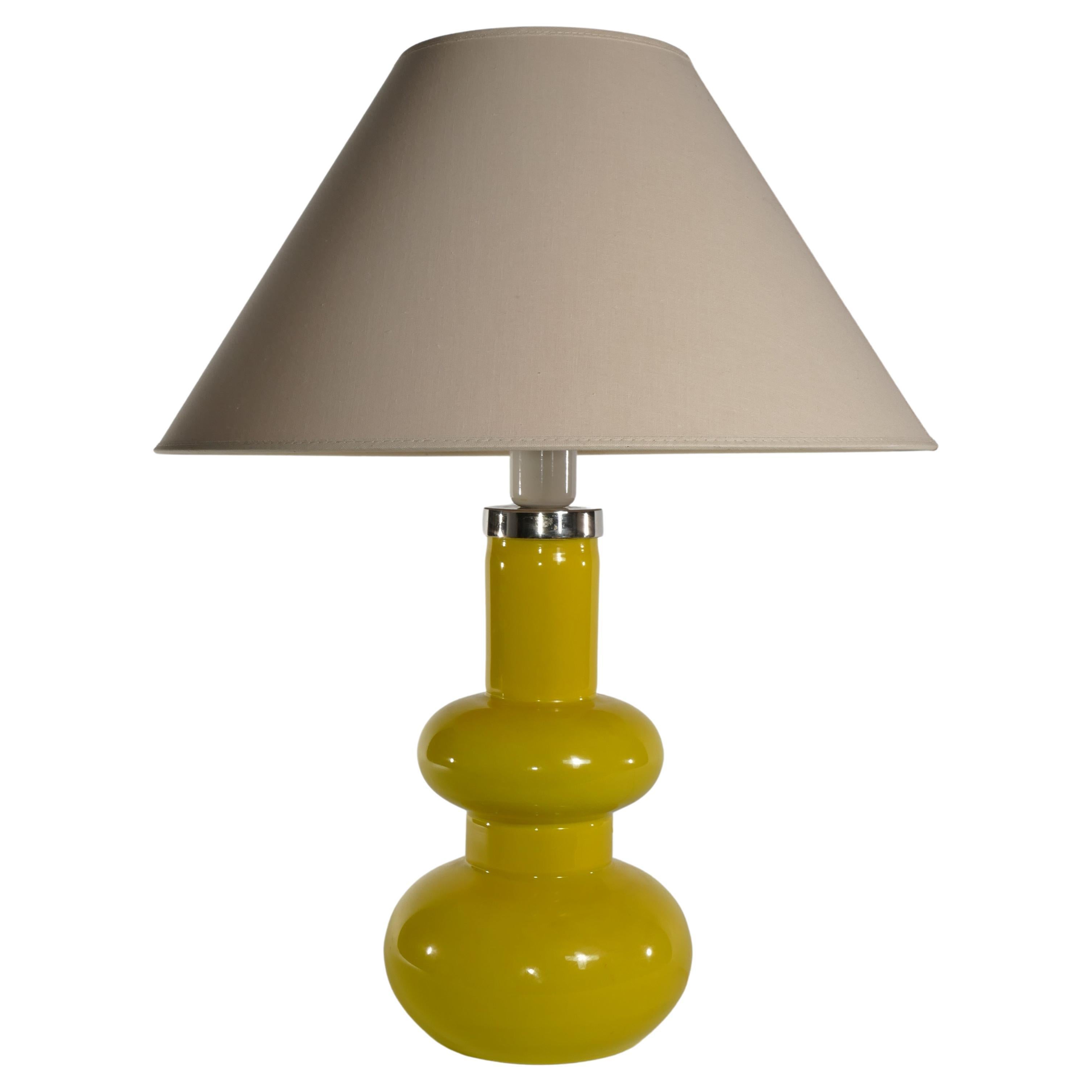 Lampe de bureau moderne du milieu du siècle dernier en verre jaune vif et curviligne par Orrefors, années 1960