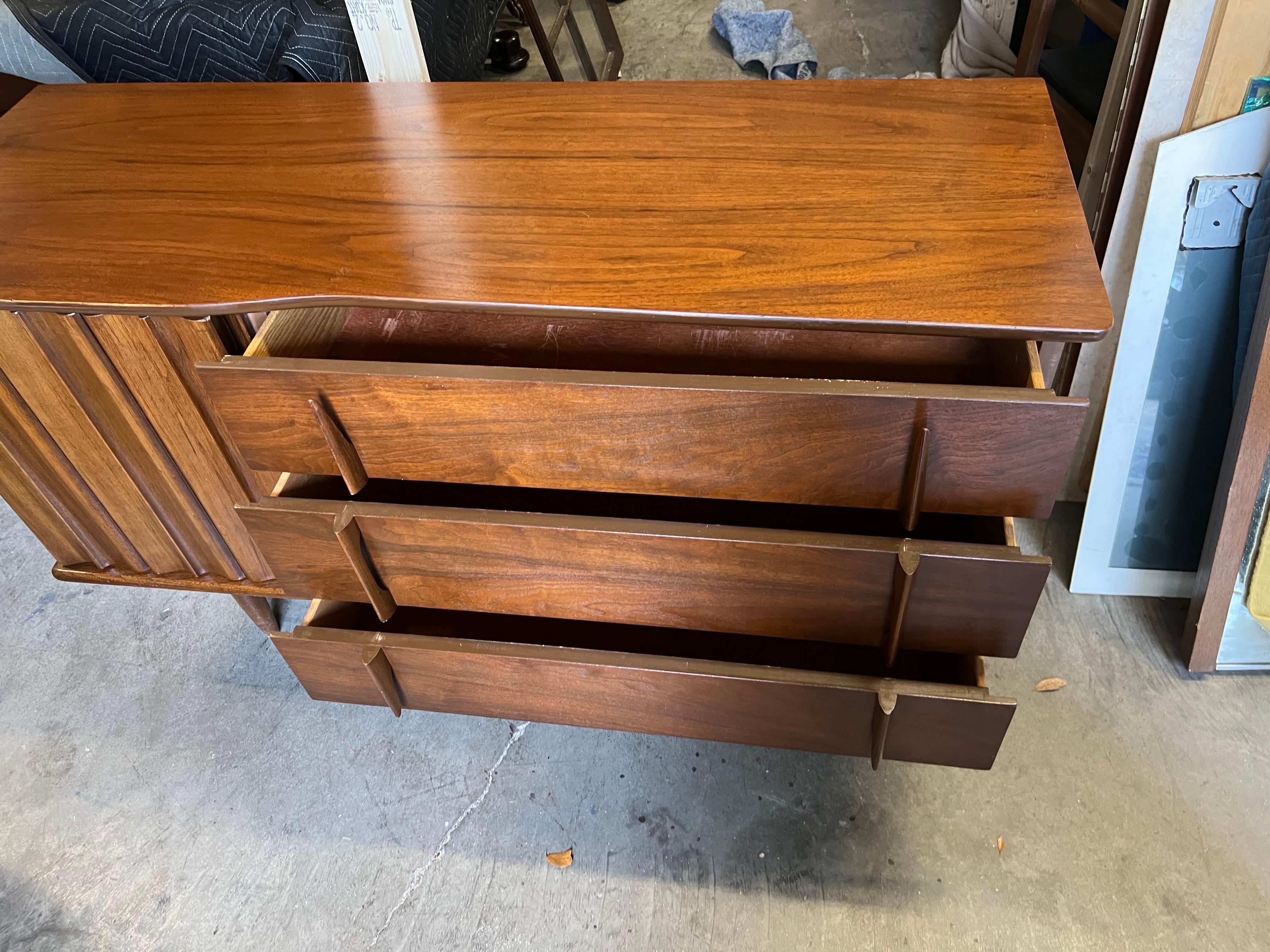 Mid-Century Modern Curved and Sculpted Walnut Lowboy Dresser For Sale 5