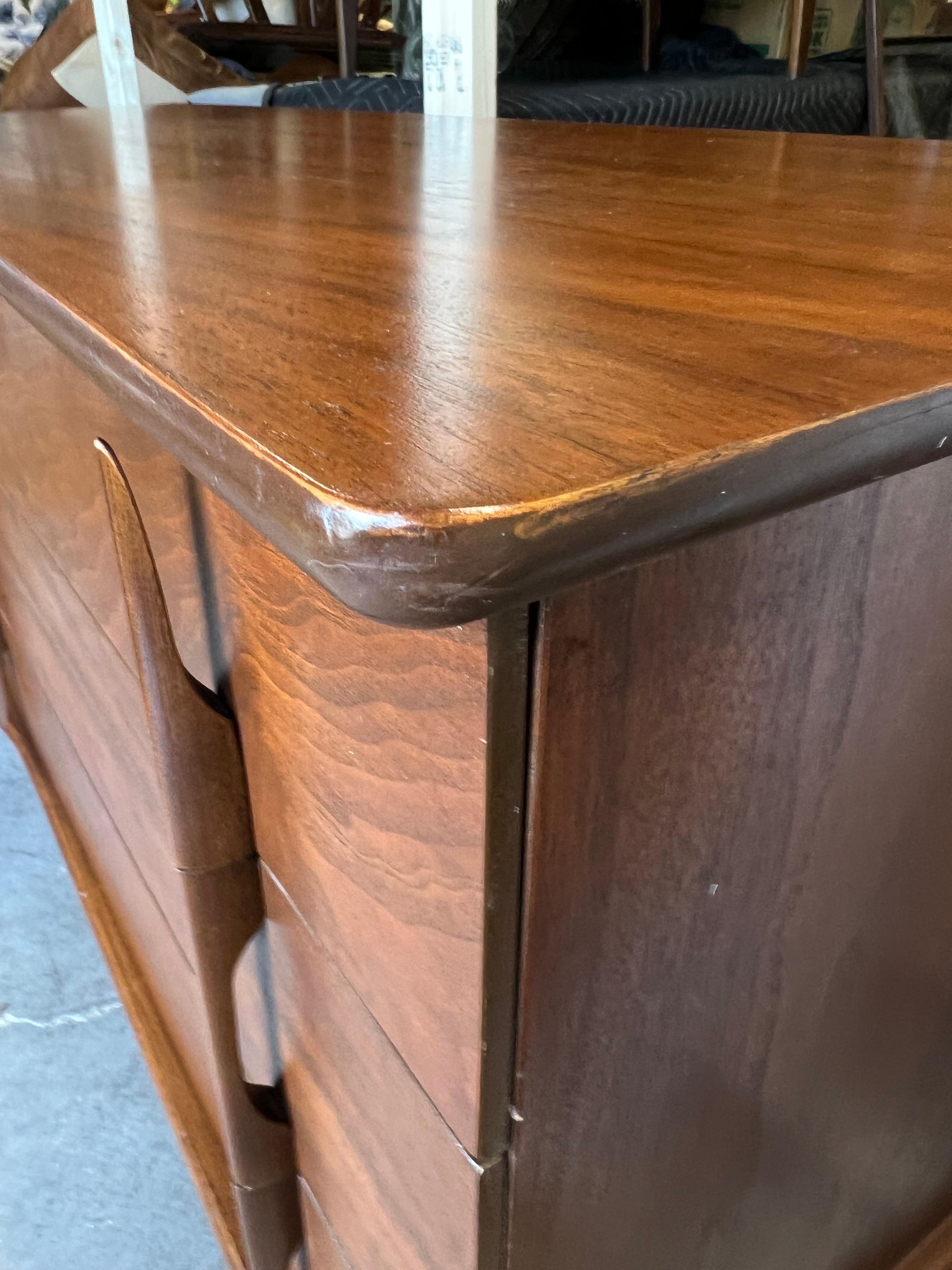 Mid-Century Modern Curved and Sculpted Walnut Lowboy Dresser For Sale 10