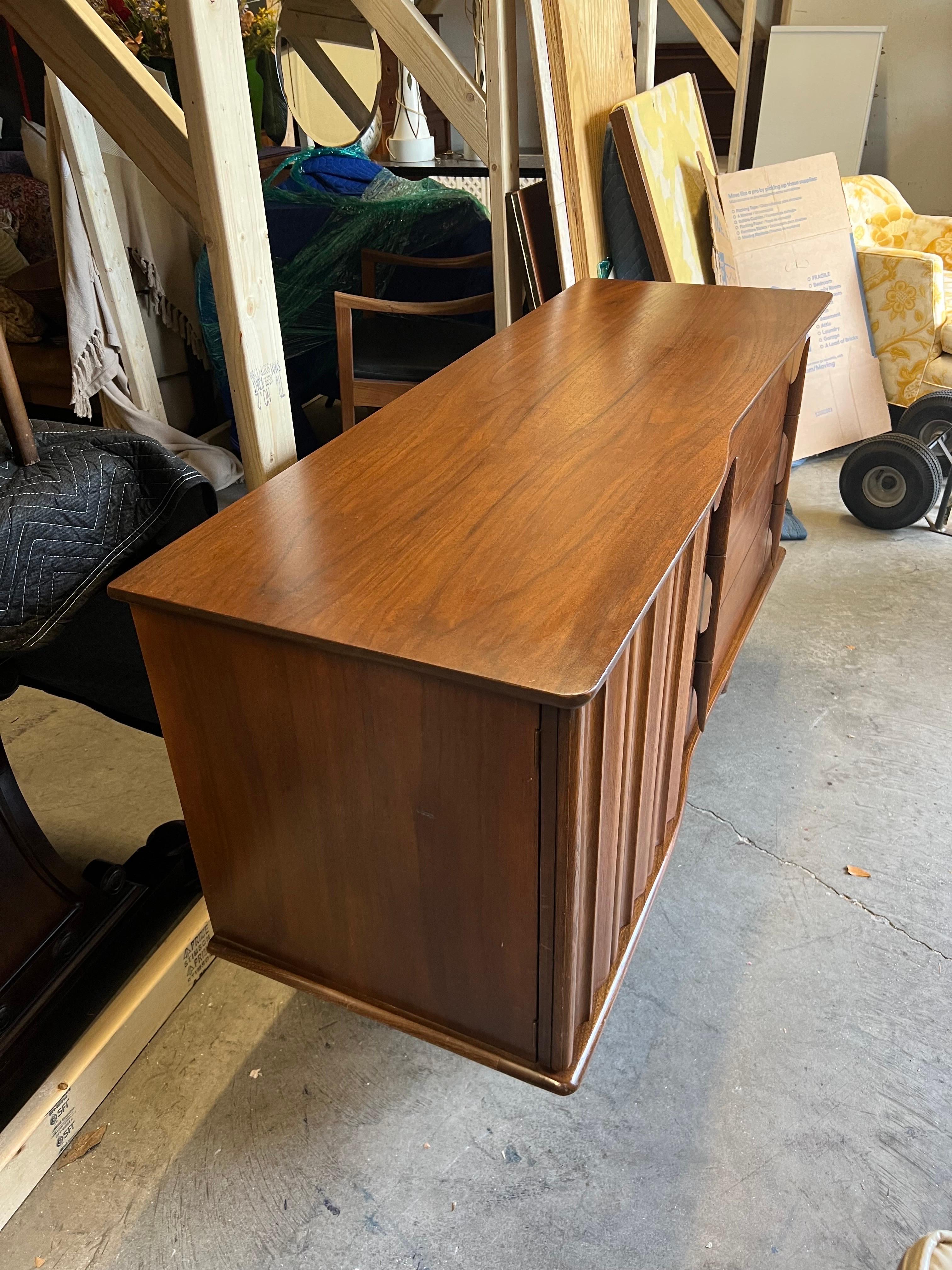 Mid-Century Modern Curved and Sculpted Walnut Lowboy Dresser For Sale 12