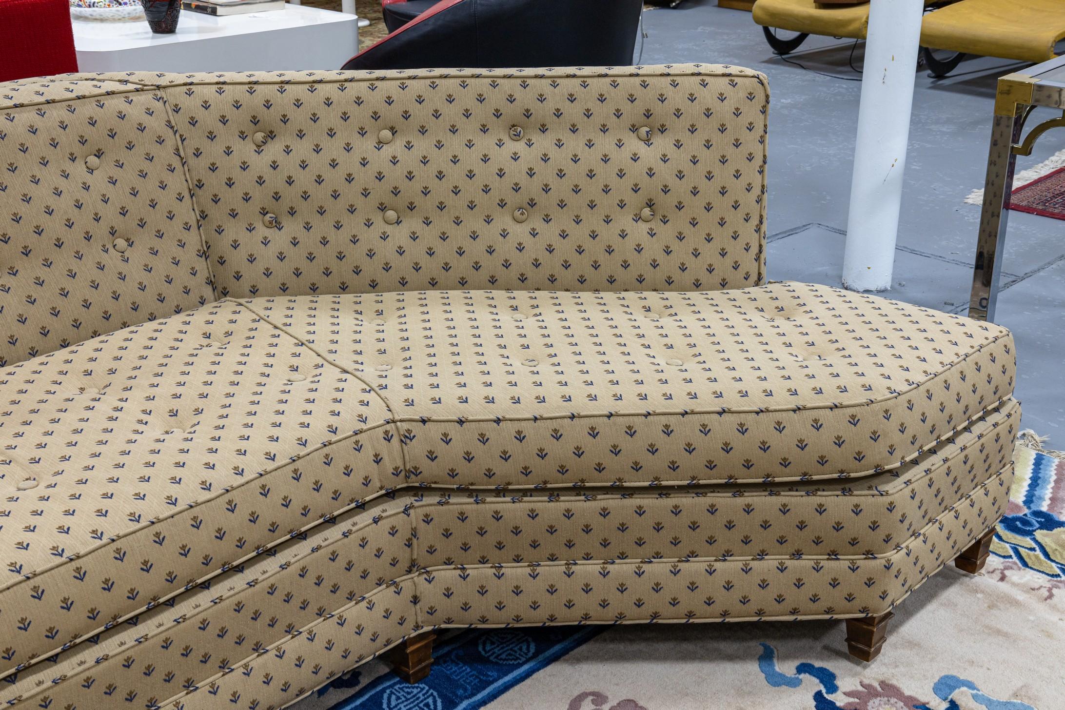 Gebogenes, geblümtes Mid-Century-Modern-Sofa in Beige in der Art von Harvey Probber im Zustand „Gut“ im Angebot in Keego Harbor, MI