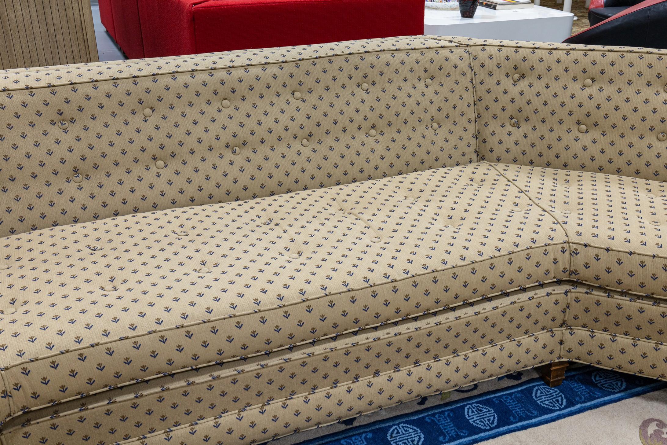 Gebogenes, geblümtes Mid-Century-Modern-Sofa in Beige in der Art von Harvey Probber (20. Jahrhundert) im Angebot
