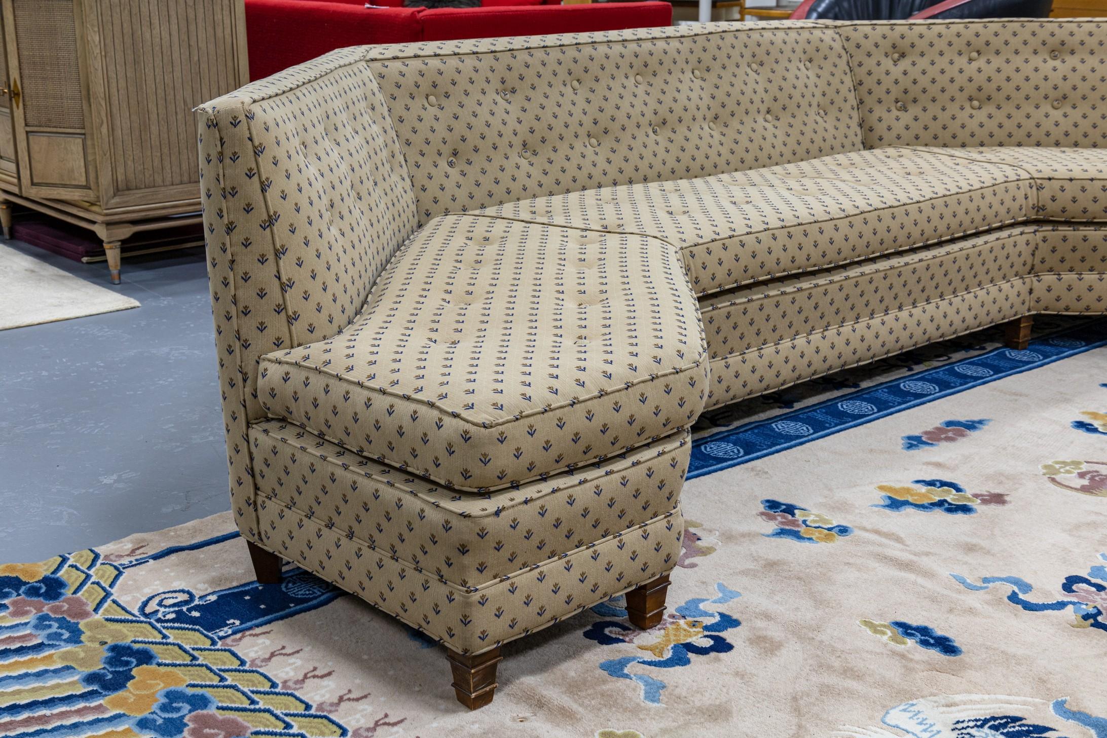 Gebogenes, geblümtes Mid-Century-Modern-Sofa in Beige in der Art von Harvey Probber (Stoff) im Angebot