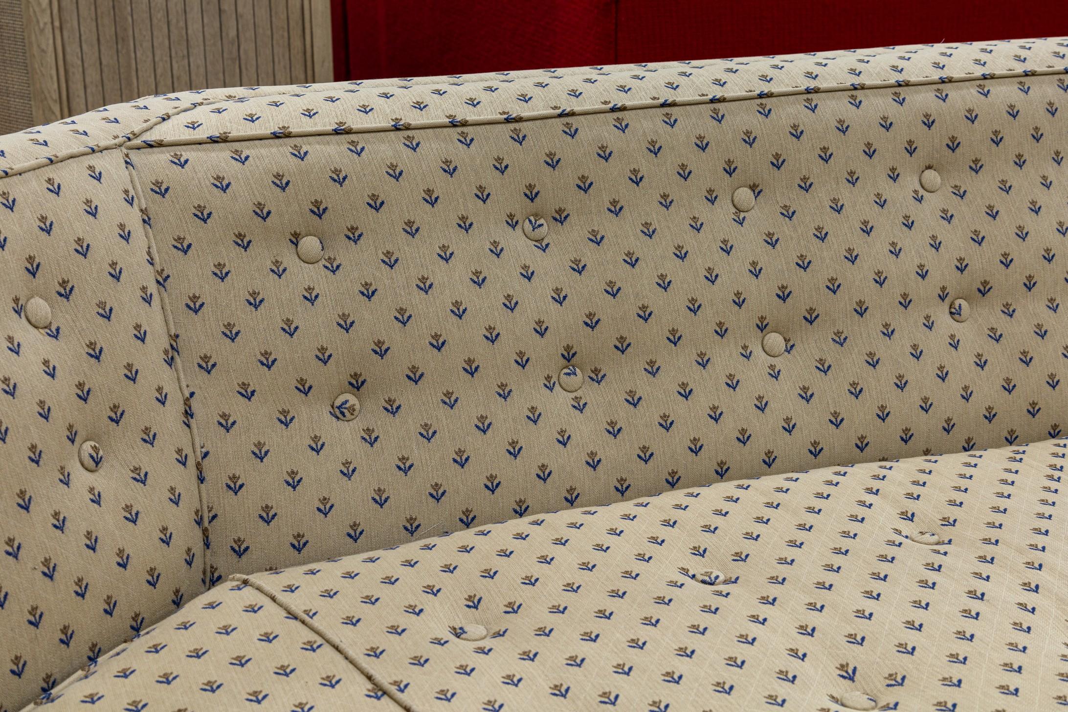 Gebogenes, geblümtes Mid-Century-Modern-Sofa in Beige in der Art von Harvey Probber im Angebot 1