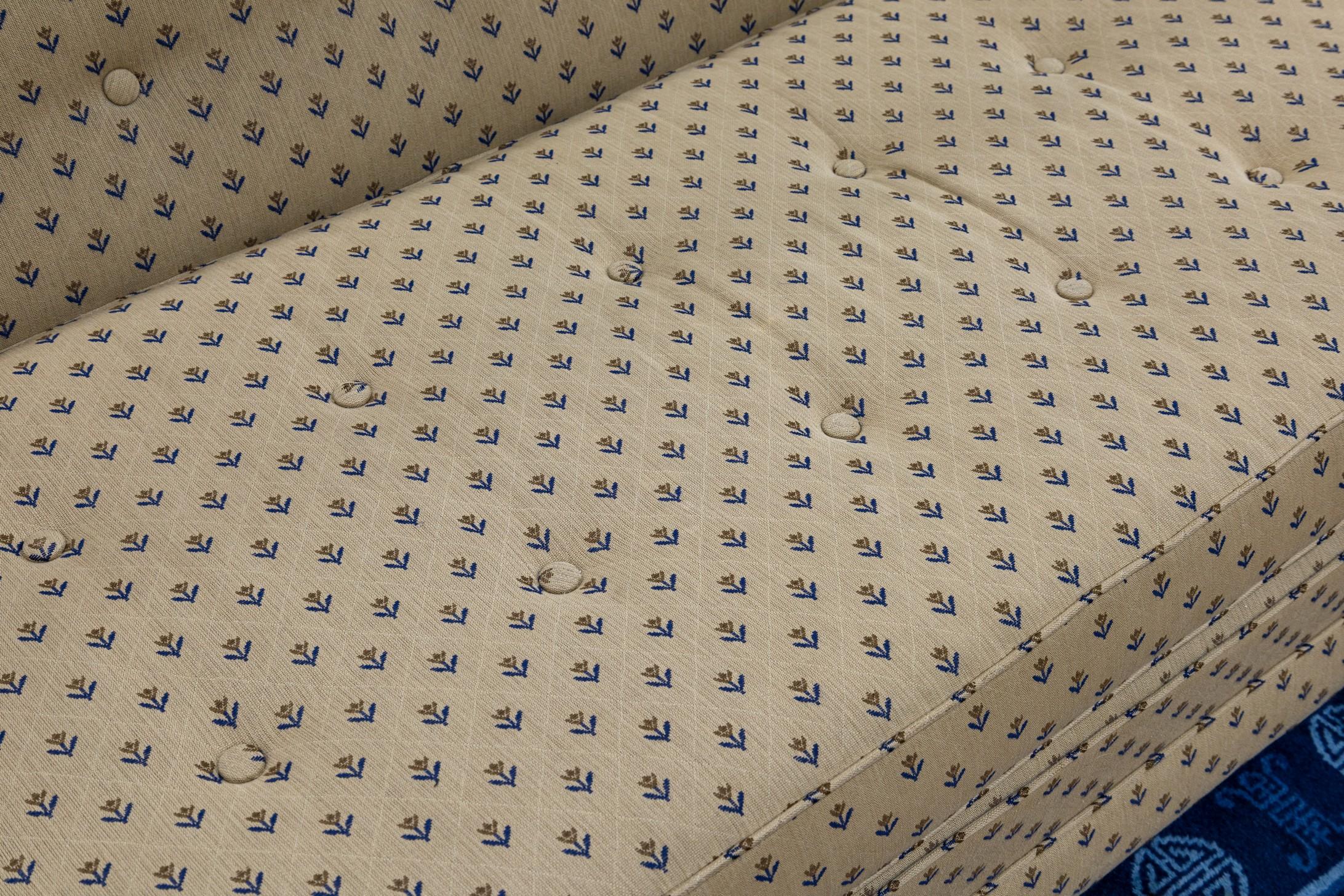 Gebogenes, geblümtes Mid-Century-Modern-Sofa in Beige in der Art von Harvey Probber im Angebot 2