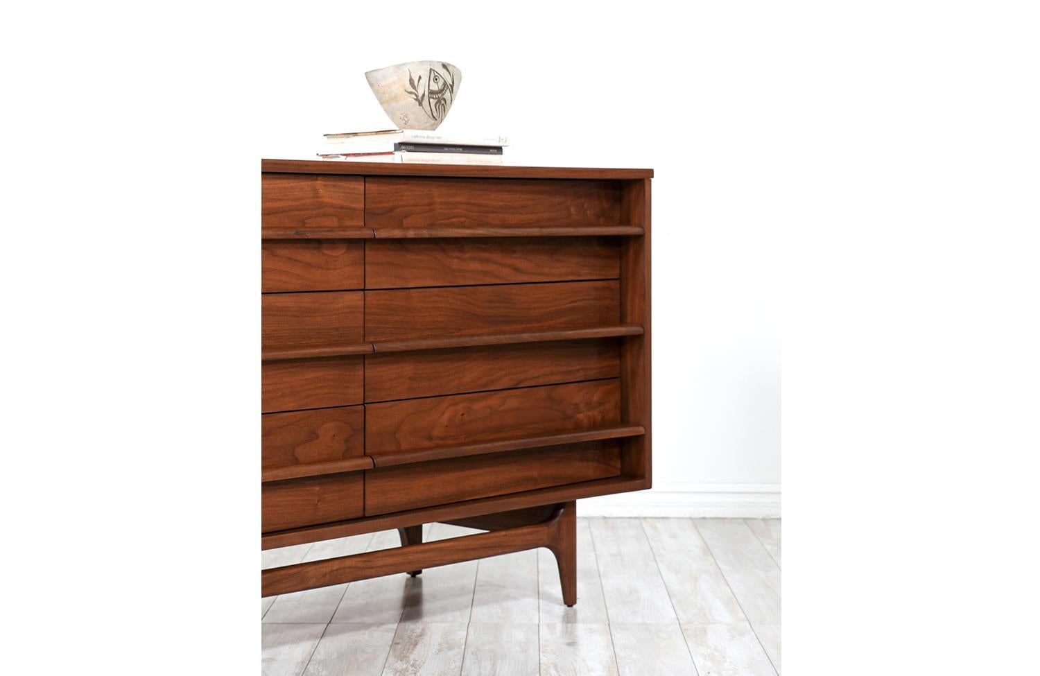 Mid-Century Modern Curved-Front Dresser by Young Furniture Co. In Excellent Condition In Los Angeles, CA
