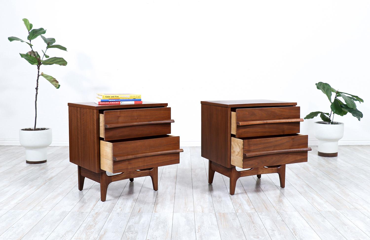 Mid-Century Modern Curved-Front Night Stands by Young Furniture Co.  In Excellent Condition In Los Angeles, CA
