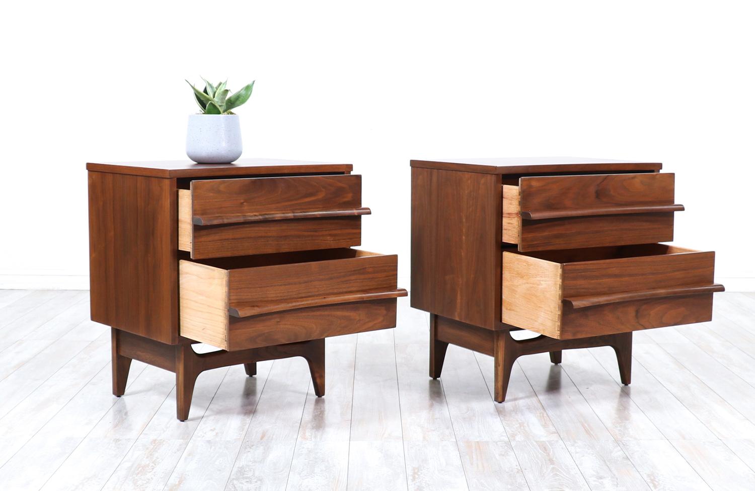 Mid-Century Modern Curved-Front Walnut Nightstands by United Furniture In Excellent Condition In Los Angeles, CA