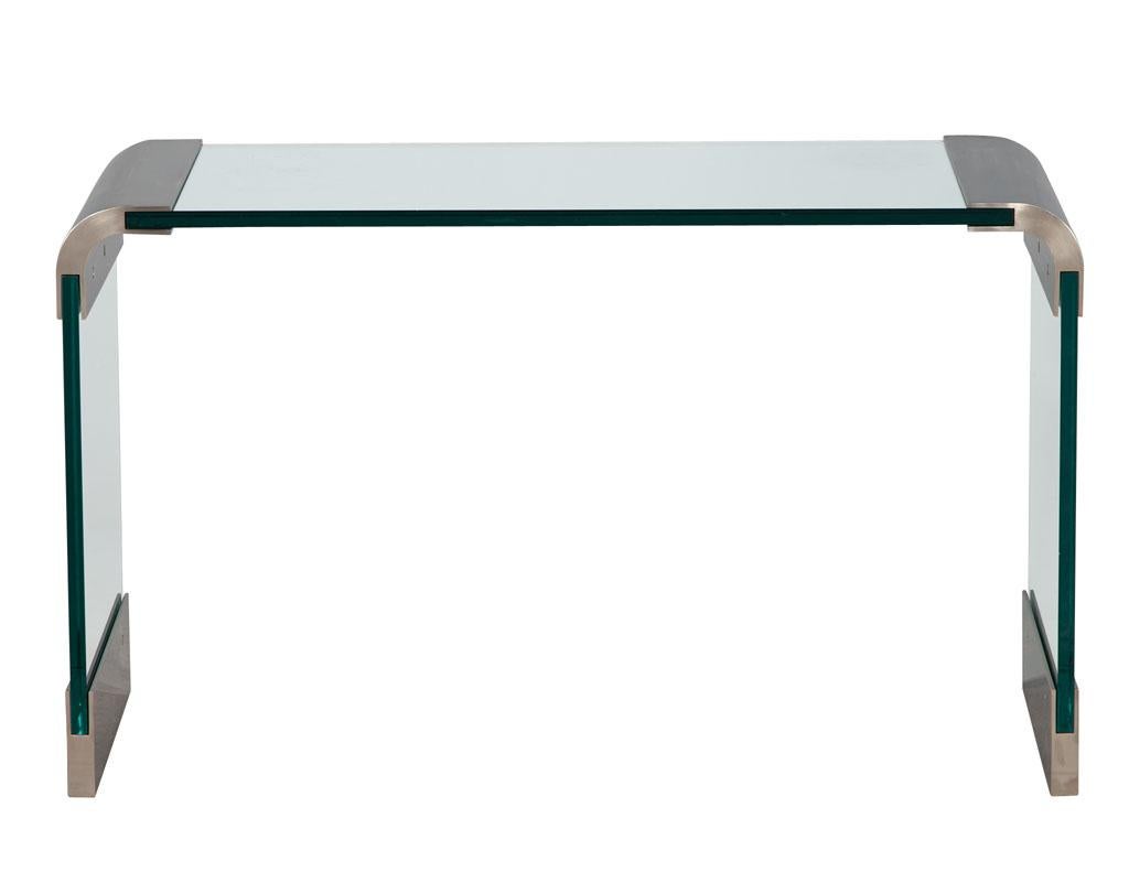 Moderner Konsolentisch aus gebogenem Glas und Edelstahl von PACE aus der Jahrhundertmitte. Amerika, um 1970, aus der Sammlung Pace. Ikonisches Mid-Century-Design mit geschwungenen Edelstahlbügeln, die ein wirklich einzigartiges Aussehen schaffen.