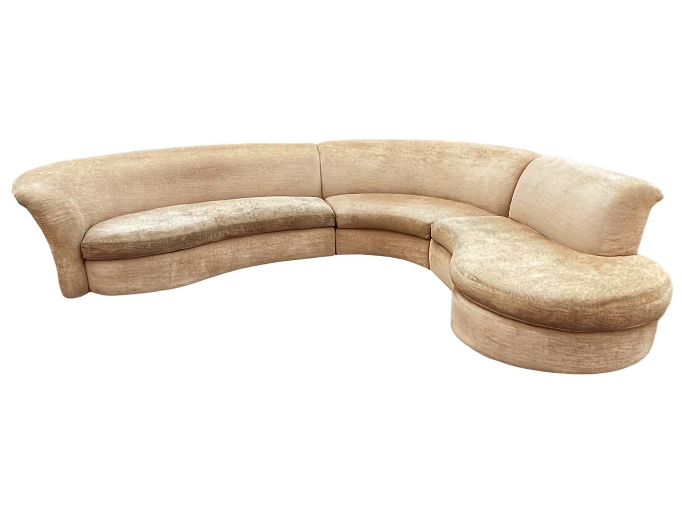 Un grand canapé sectionnel vintage 3 pièces avec une forme magnifique. Il comporte 3 sections verrouillables et présente un aspect sculptural. Les pieds sont des cylindres en bois à profil bas. Le tissu est d'origine et usé. Récupération de base
