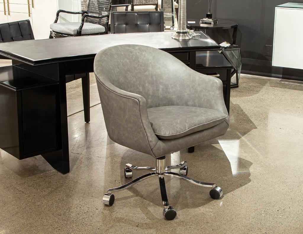 Chaise de bureau en cuir incurvée de style moderne du milieu du siècle en vente 3