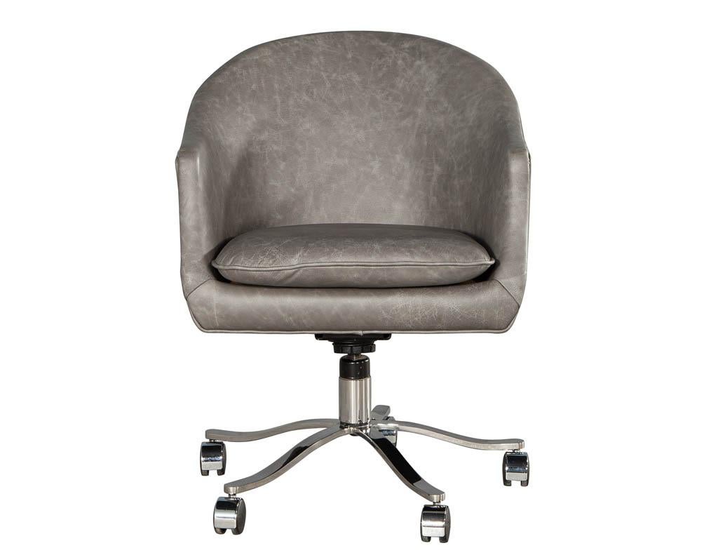 Fin du 20e siècle Chaise de bureau en cuir incurvée de style moderne du milieu du siècle en vente