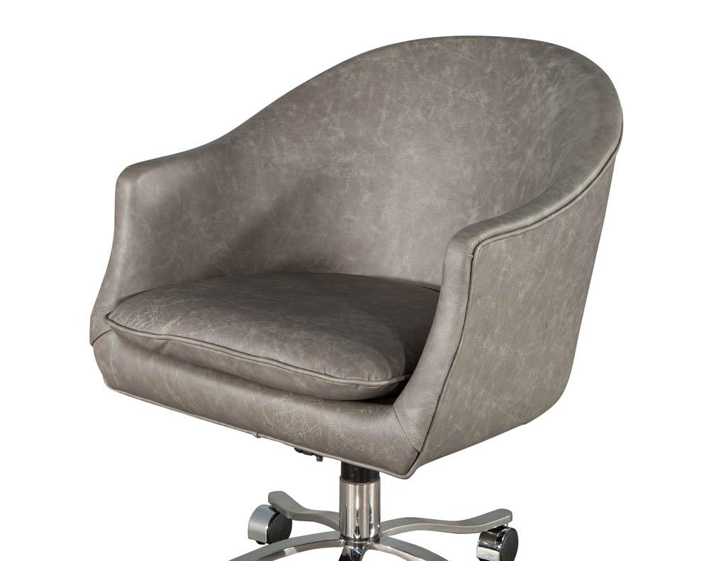 Chaise de bureau en cuir incurvée de style moderne du milieu du siècle en vente 1