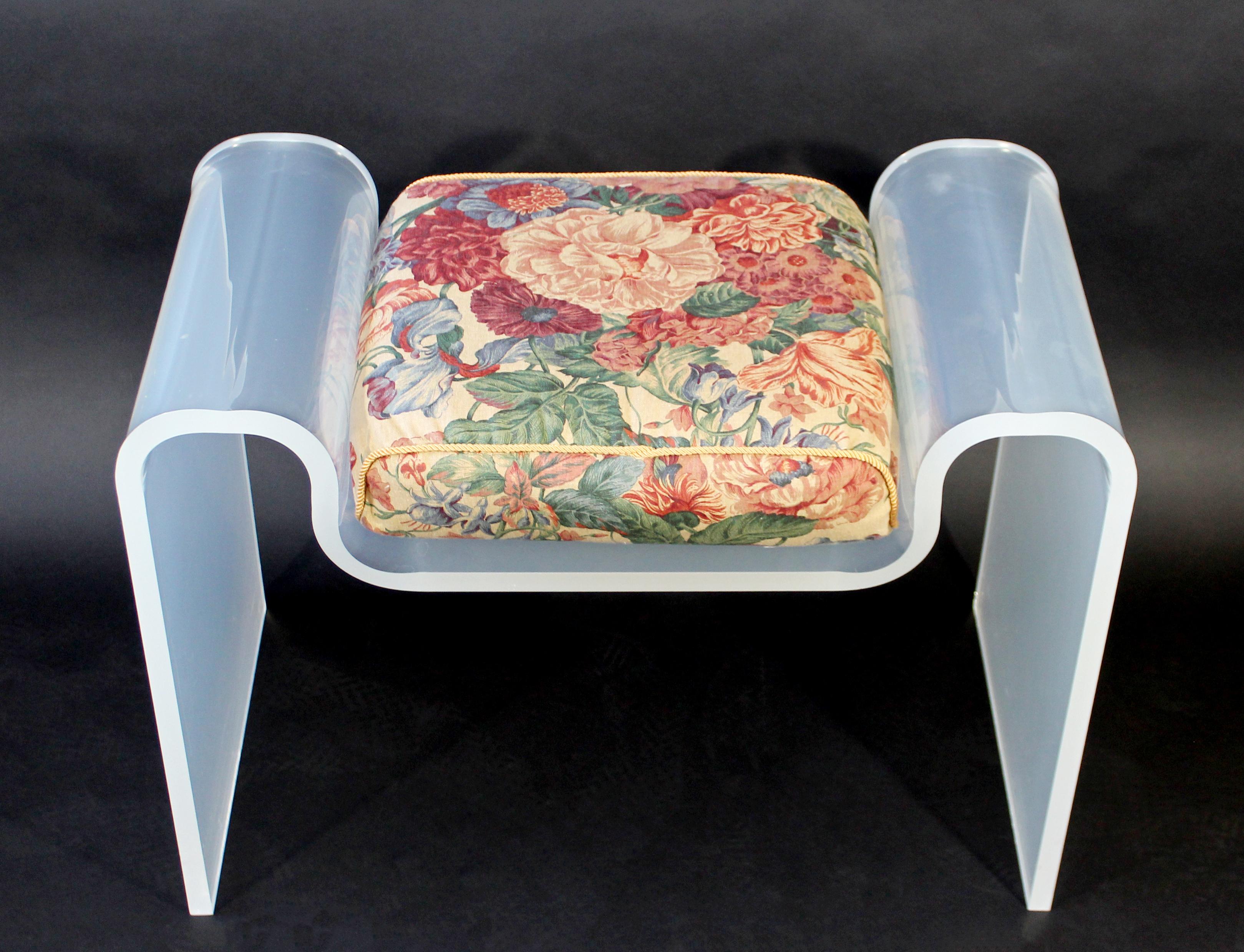 For your consideration is a chic and mod, curved Lucite or acrylic bench seat, circa 1960s 1970s. In excellent vintage condition. The dimensions are 28