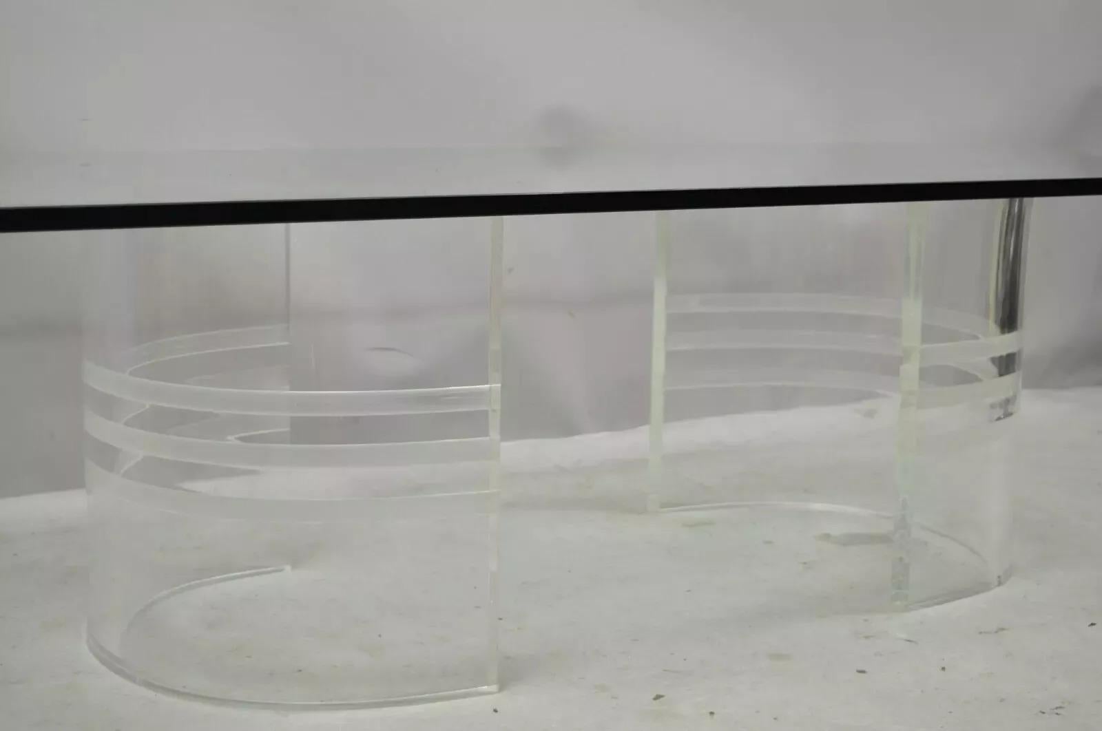 Table basse en verre rectangulaire à double piédestal incurvé en lucite The Moderns en vente 3