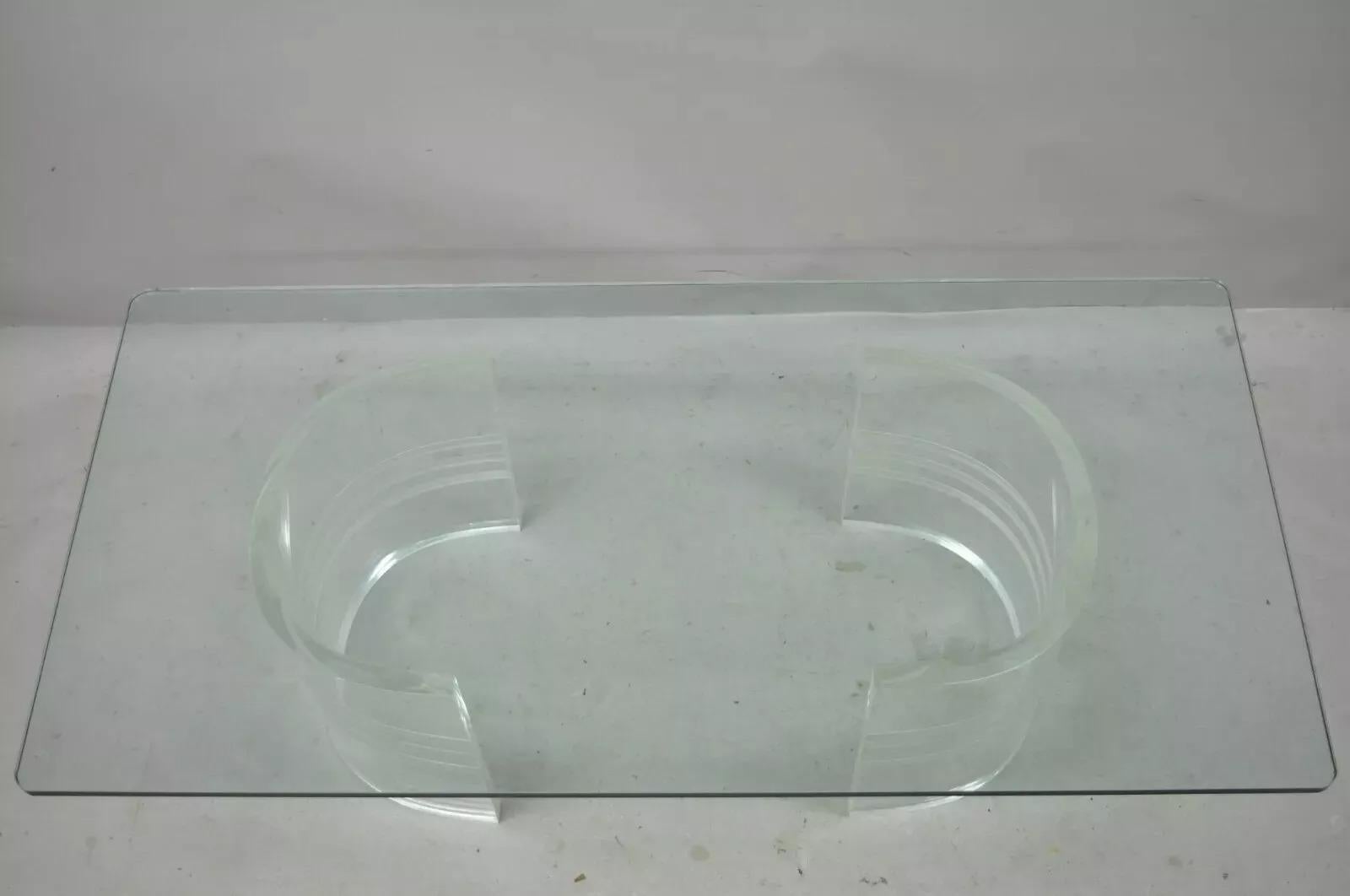 Table basse en verre rectangulaire à double piédestal incurvé en lucite. Cet article se caractérise par un plateau en verre de 0,75