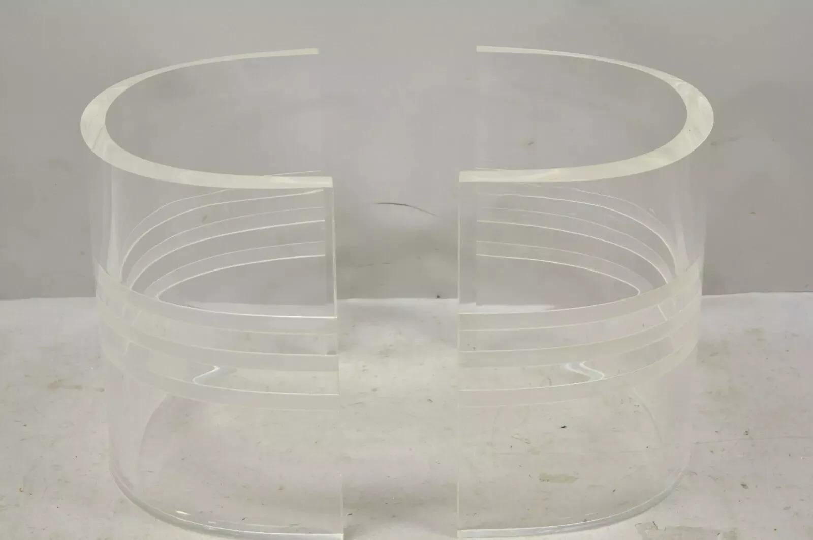 Mid-Century Modern Table basse en verre rectangulaire à double piédestal incurvé en lucite The Moderns en vente