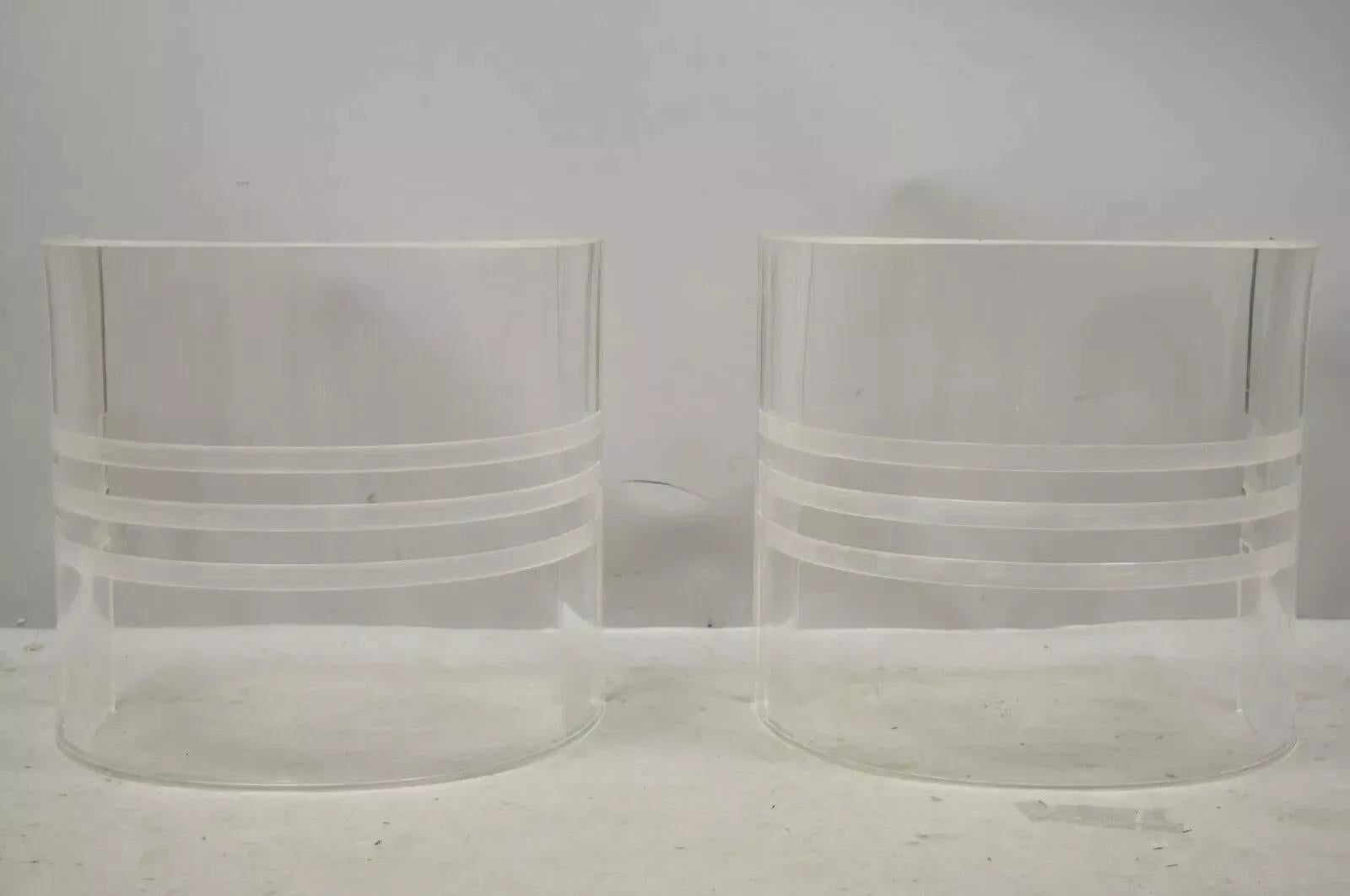 Inconnu Table basse en verre rectangulaire à double piédestal incurvé en lucite The Moderns en vente
