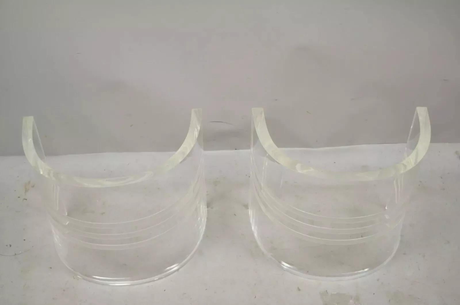 20ième siècle Table basse en verre rectangulaire à double piédestal incurvé en lucite The Moderns en vente