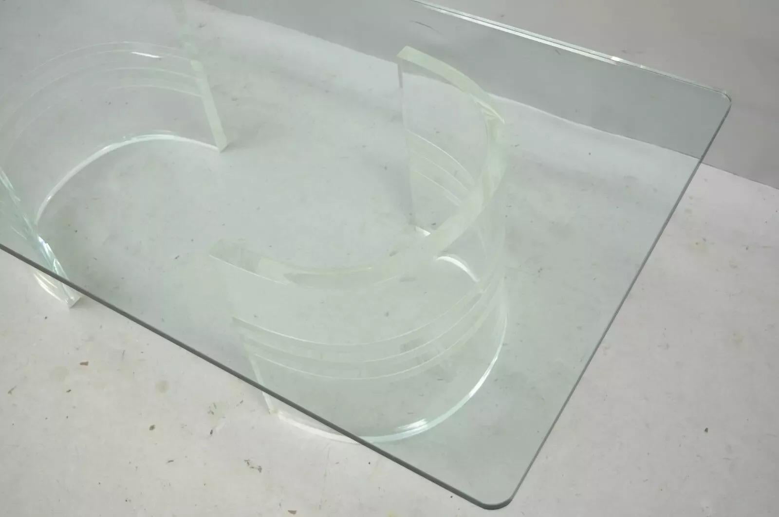 Table basse en verre rectangulaire à double piédestal incurvé en lucite The Moderns en vente 1