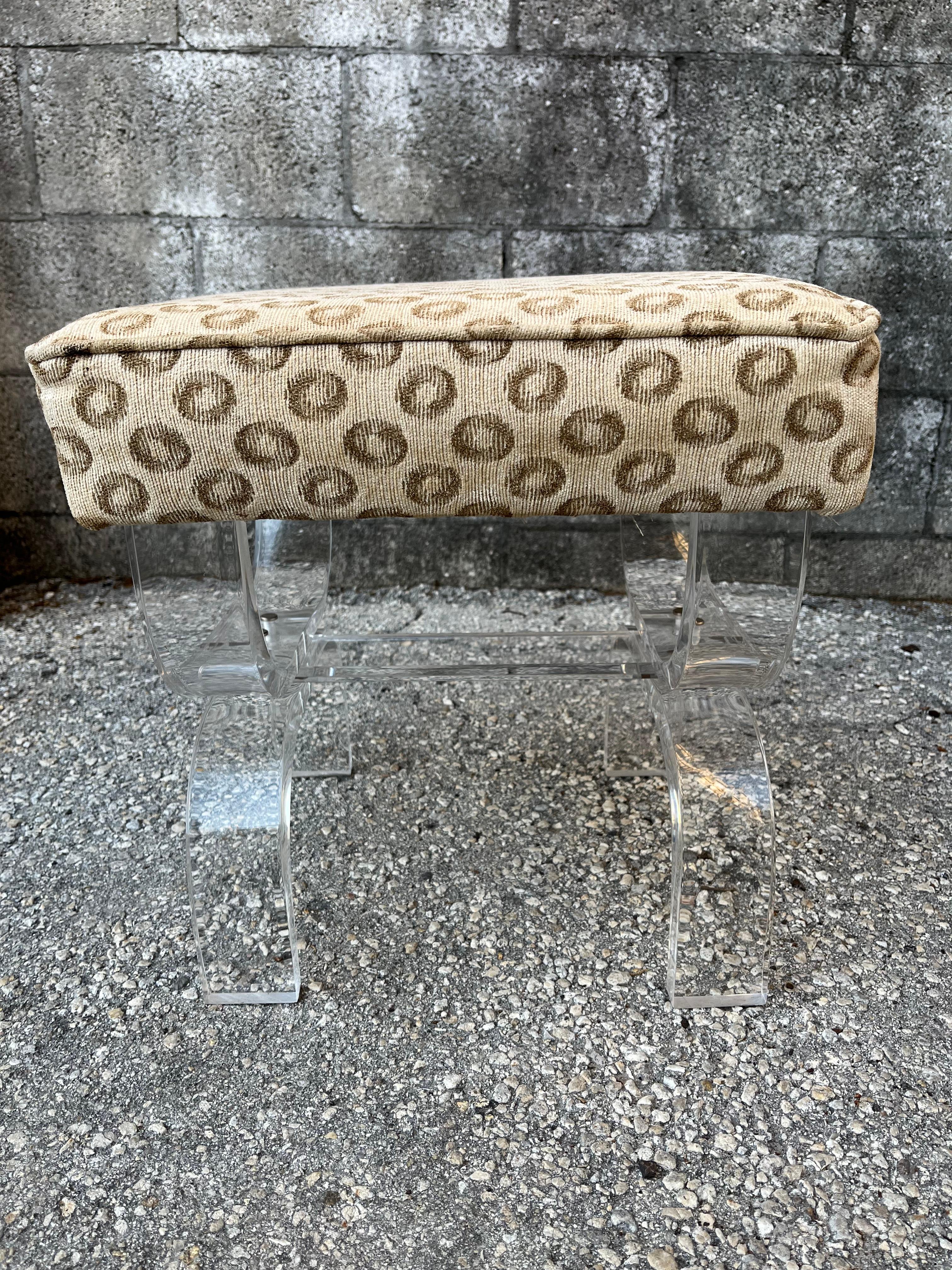 Taburete/banco de centro tapizado Lucite curvado moderno de mediados de siglo. Alrededor de 1970. en venta 3