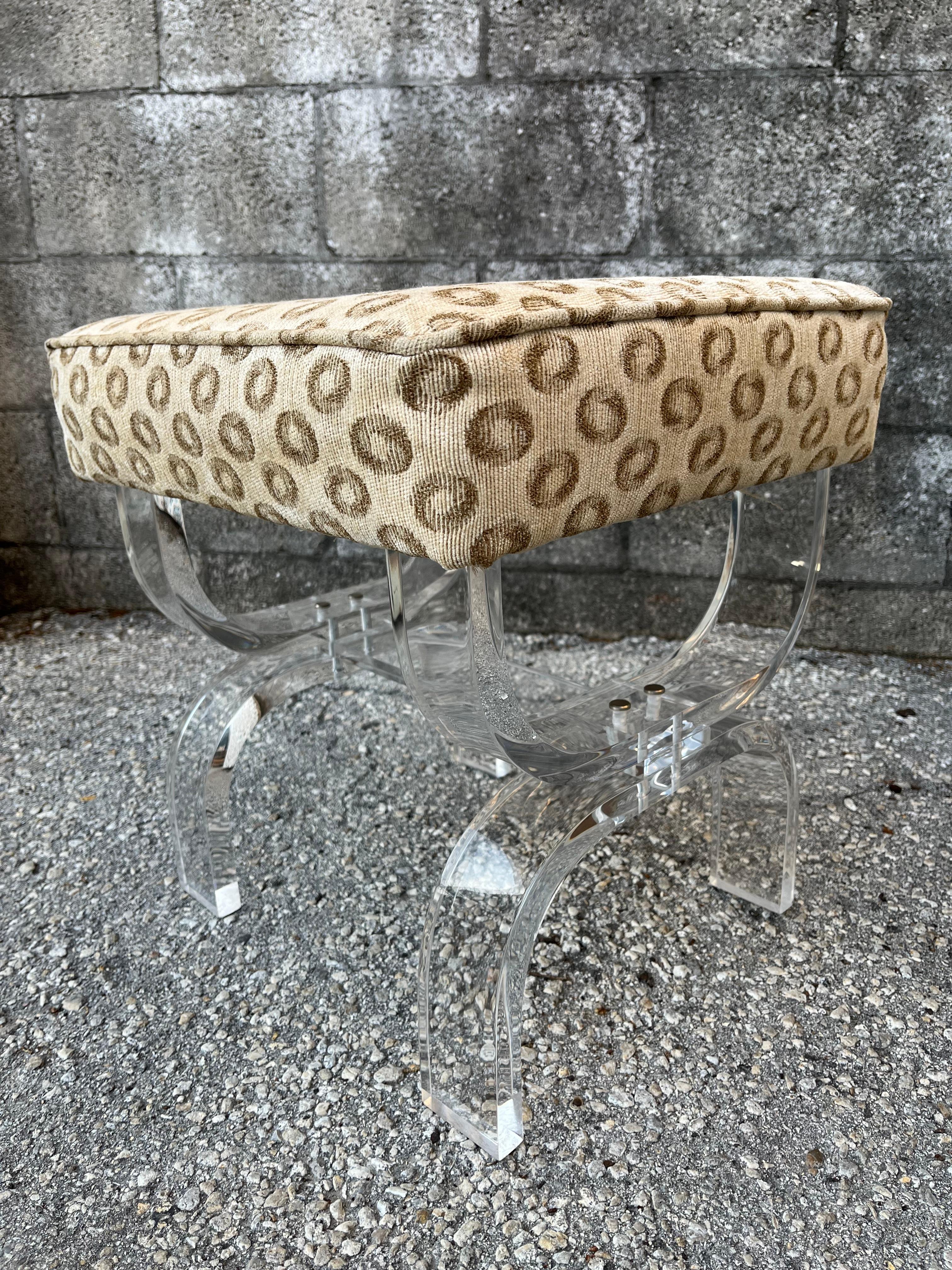 Taburete/banco de centro tapizado Lucite curvado moderno de mediados de siglo. Alrededor de 1970. en venta 6