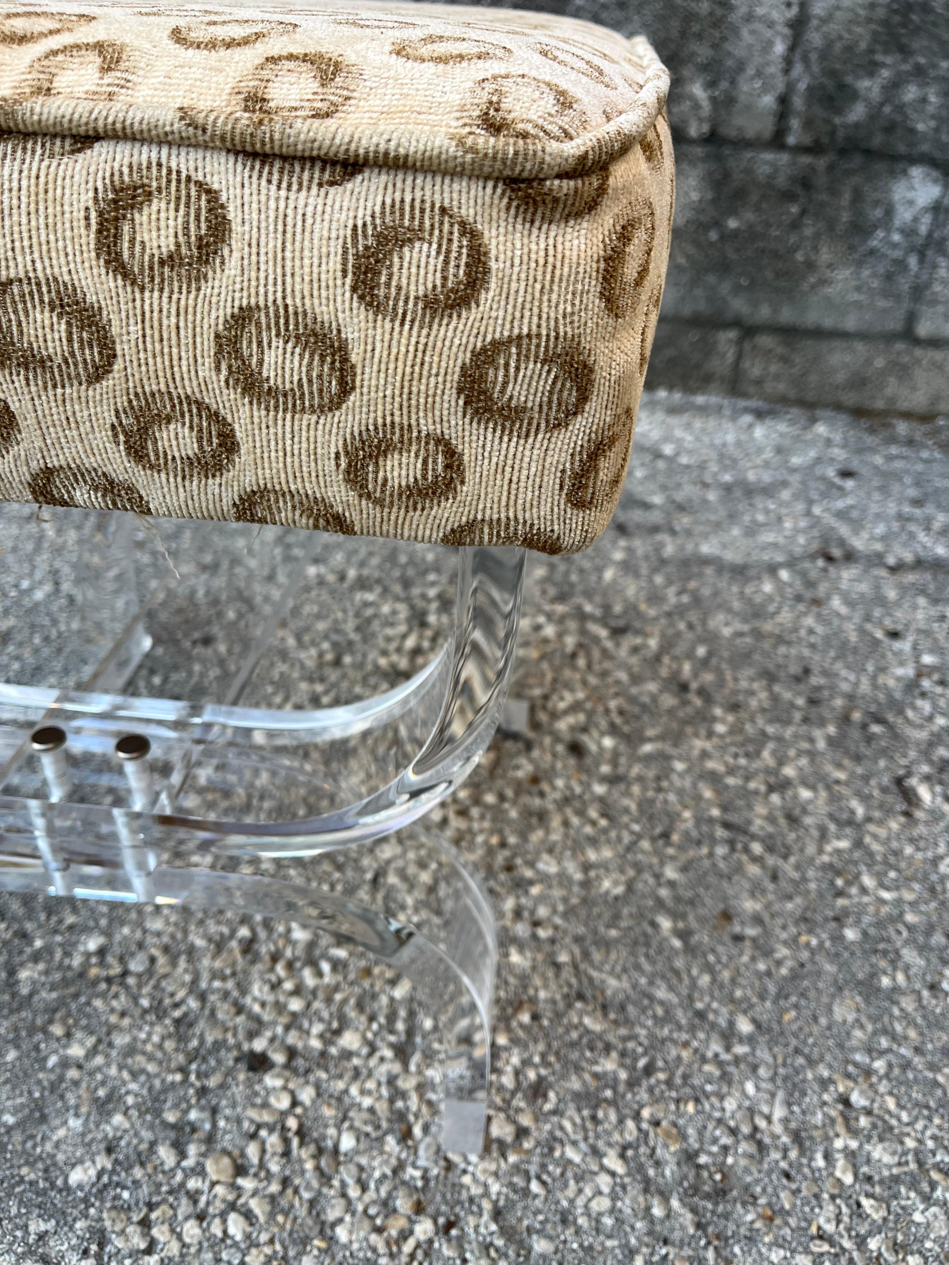 Taburete/banco de centro tapizado Lucite curvado moderno de mediados de siglo. Alrededor de 1970. en venta 10