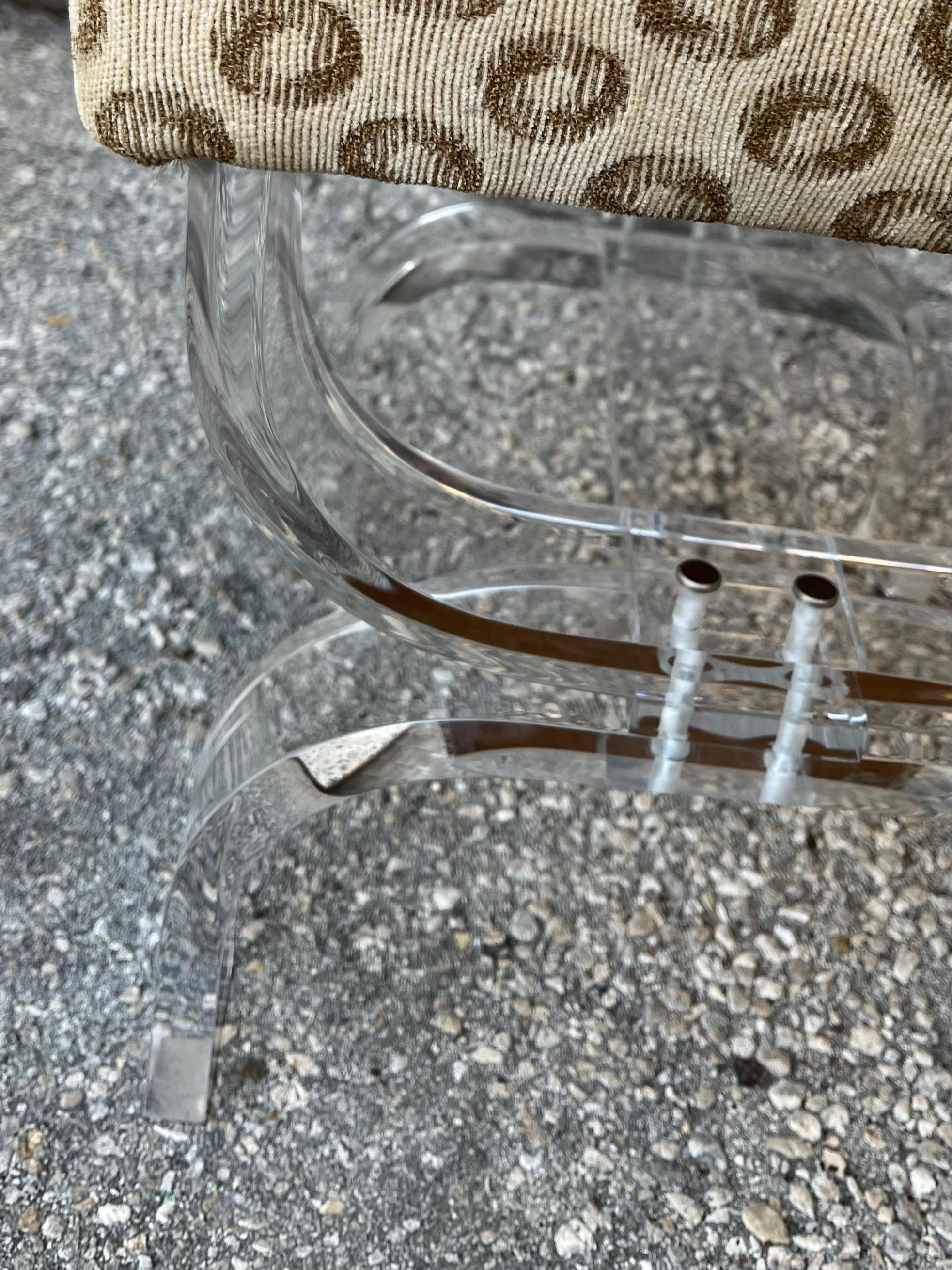 Taburete/banco de centro tapizado Lucite curvado moderno de mediados de siglo. Alrededor de 1970. en venta 11