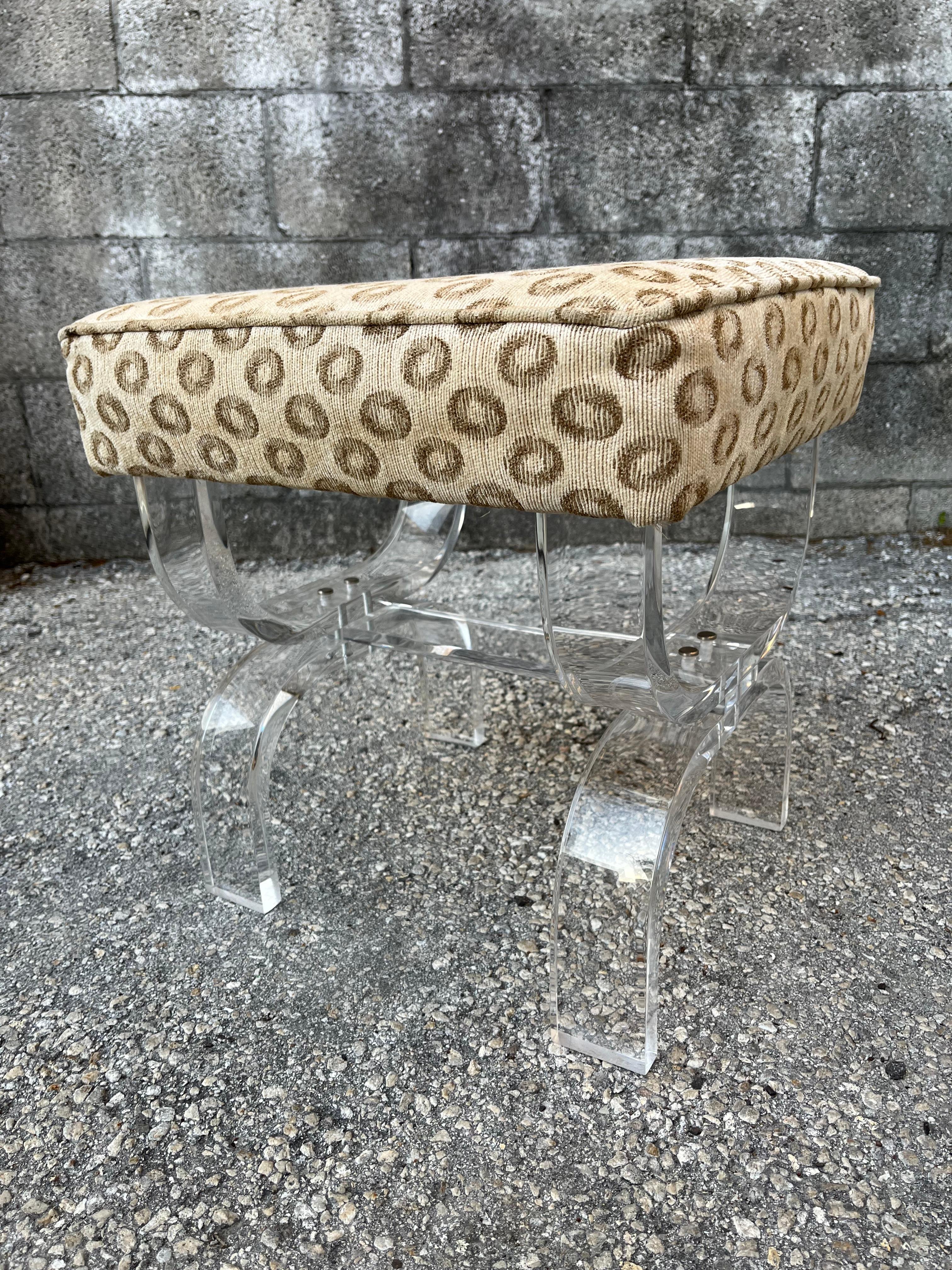 Taburete/banco de centro tapizado Lucite curvado moderno de mediados de siglo. Alrededor de 1970. en venta 12
