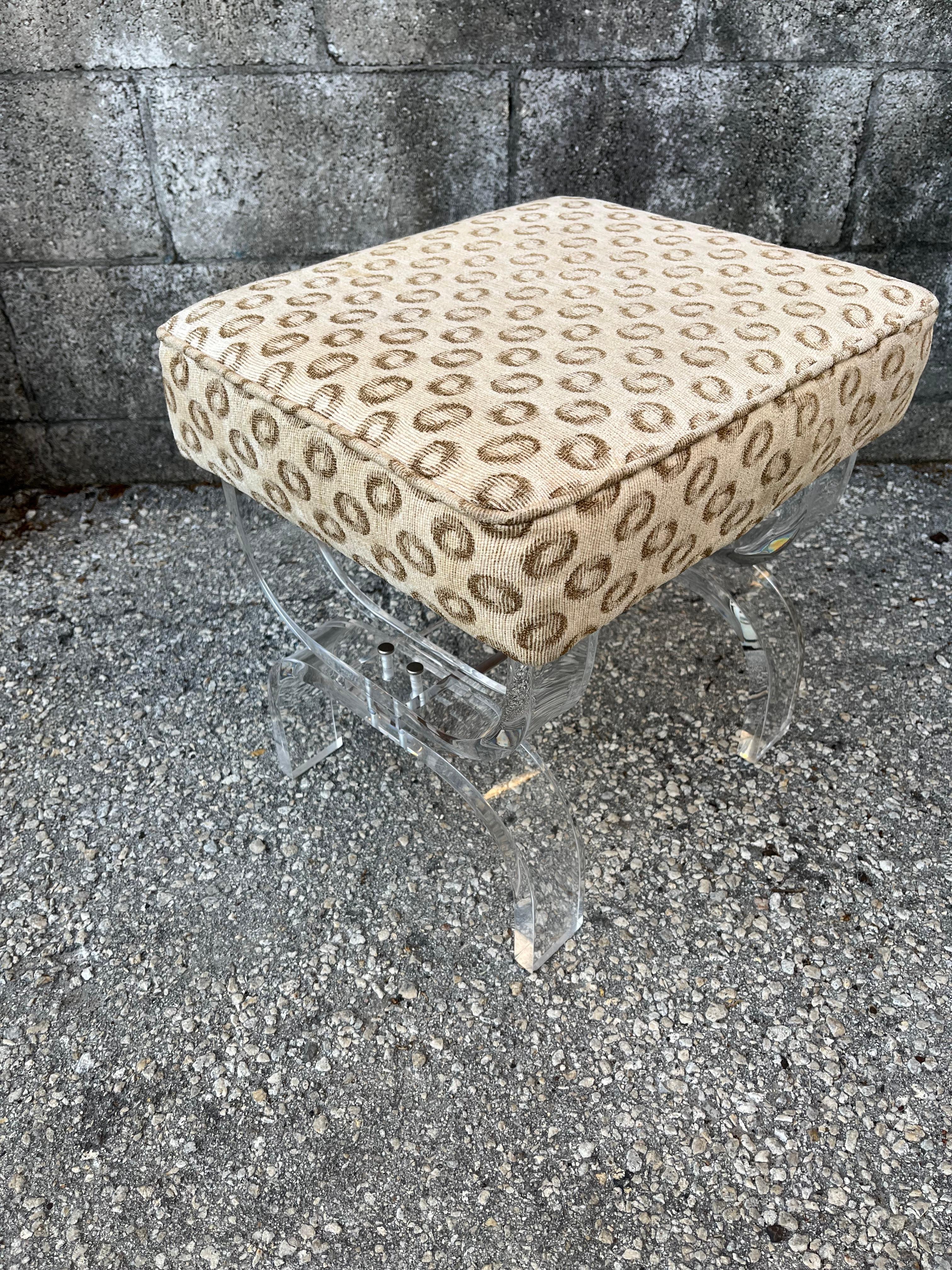 Taburete/banco de centro tapizado Lucite curvado moderno de mediados de siglo. Alrededor de 1970. Moderno de mediados de siglo en venta