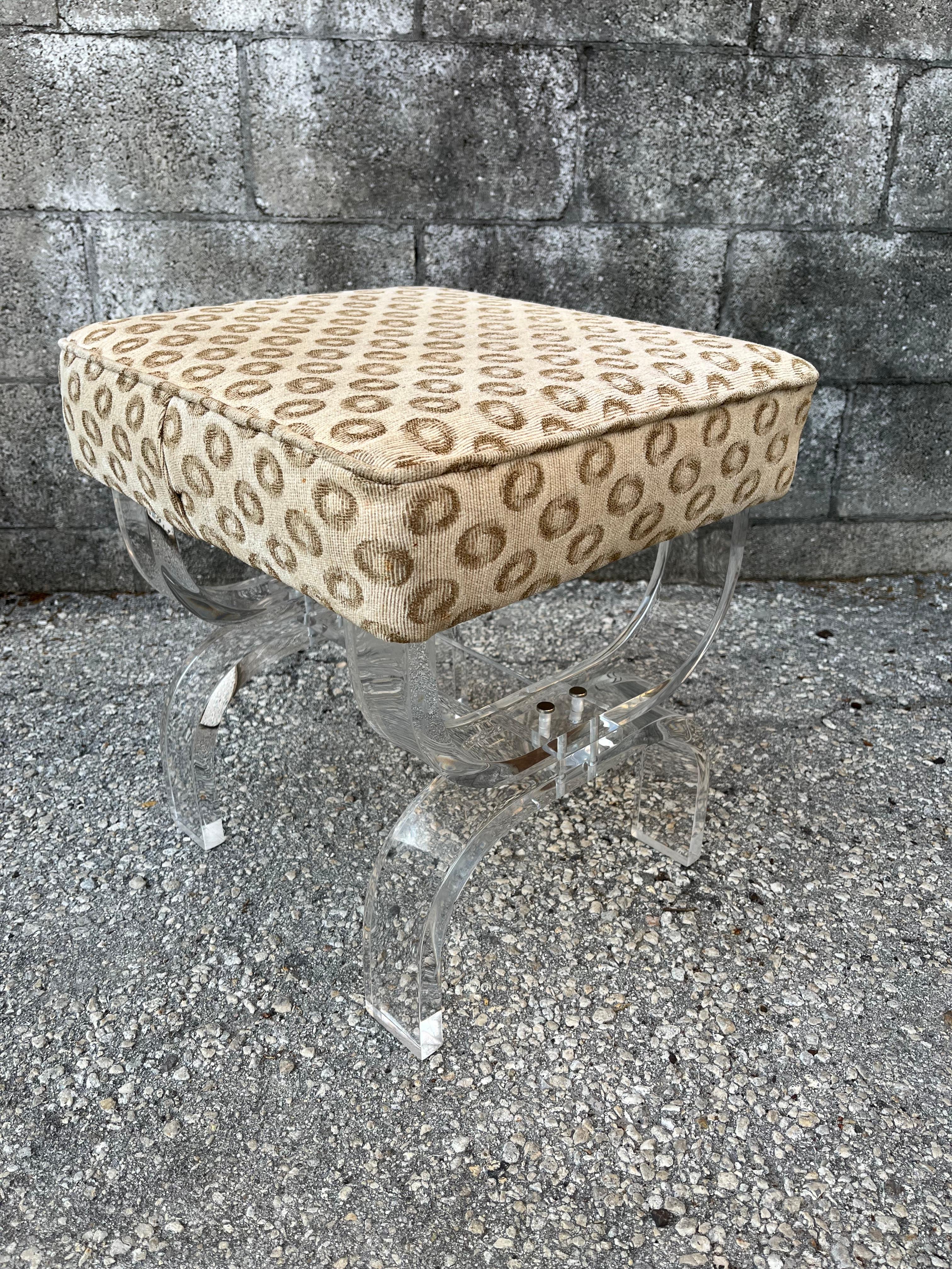 Taburete/banco de centro tapizado Lucite curvado moderno de mediados de siglo. Alrededor de 1970. en Bueno estado para la venta en Miami, FL