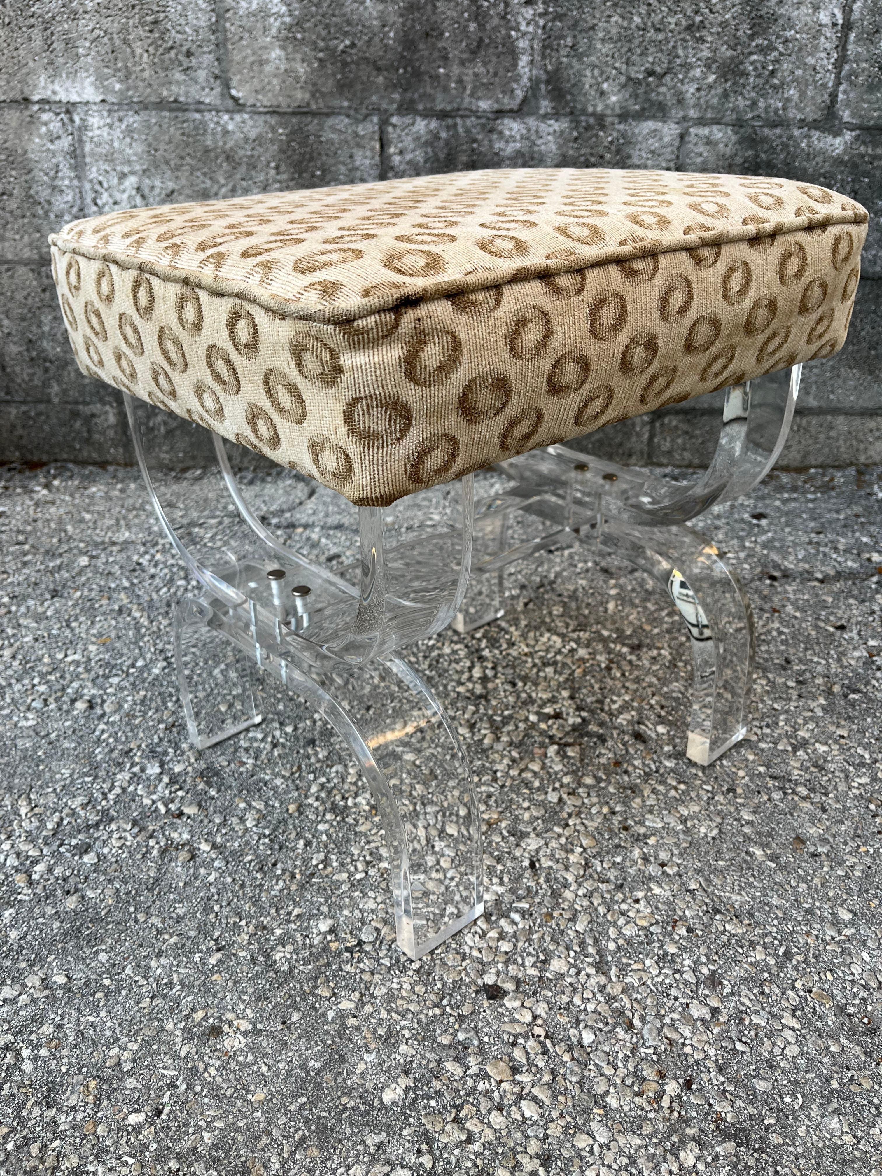 Taburete/banco de centro tapizado Lucite curvado moderno de mediados de siglo. Alrededor de 1970. en venta 2