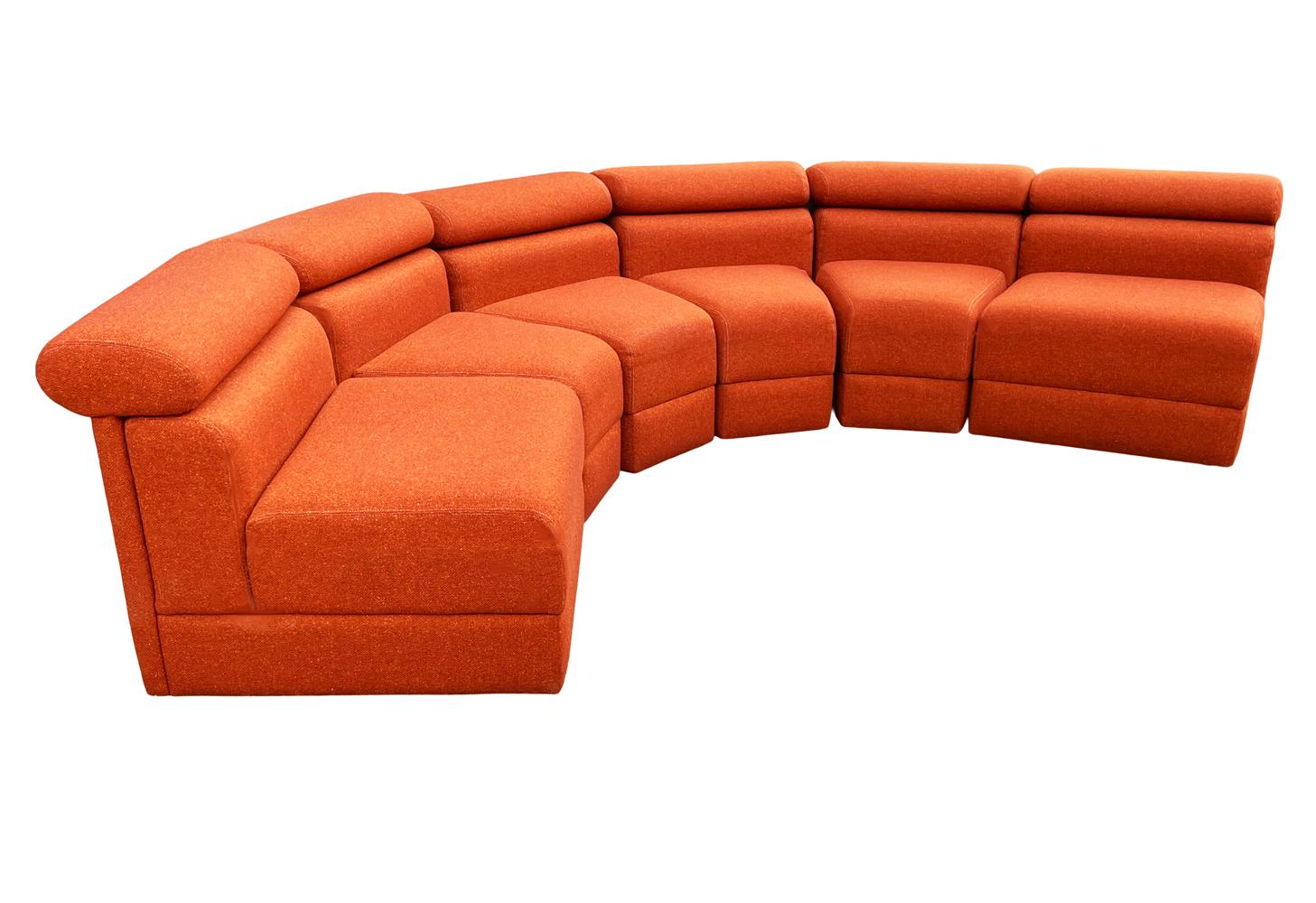 Mid-Century Modern Curved or Circular Modular Serpentine Sofa  In Good Condition For Sale In Philadelphia, PA