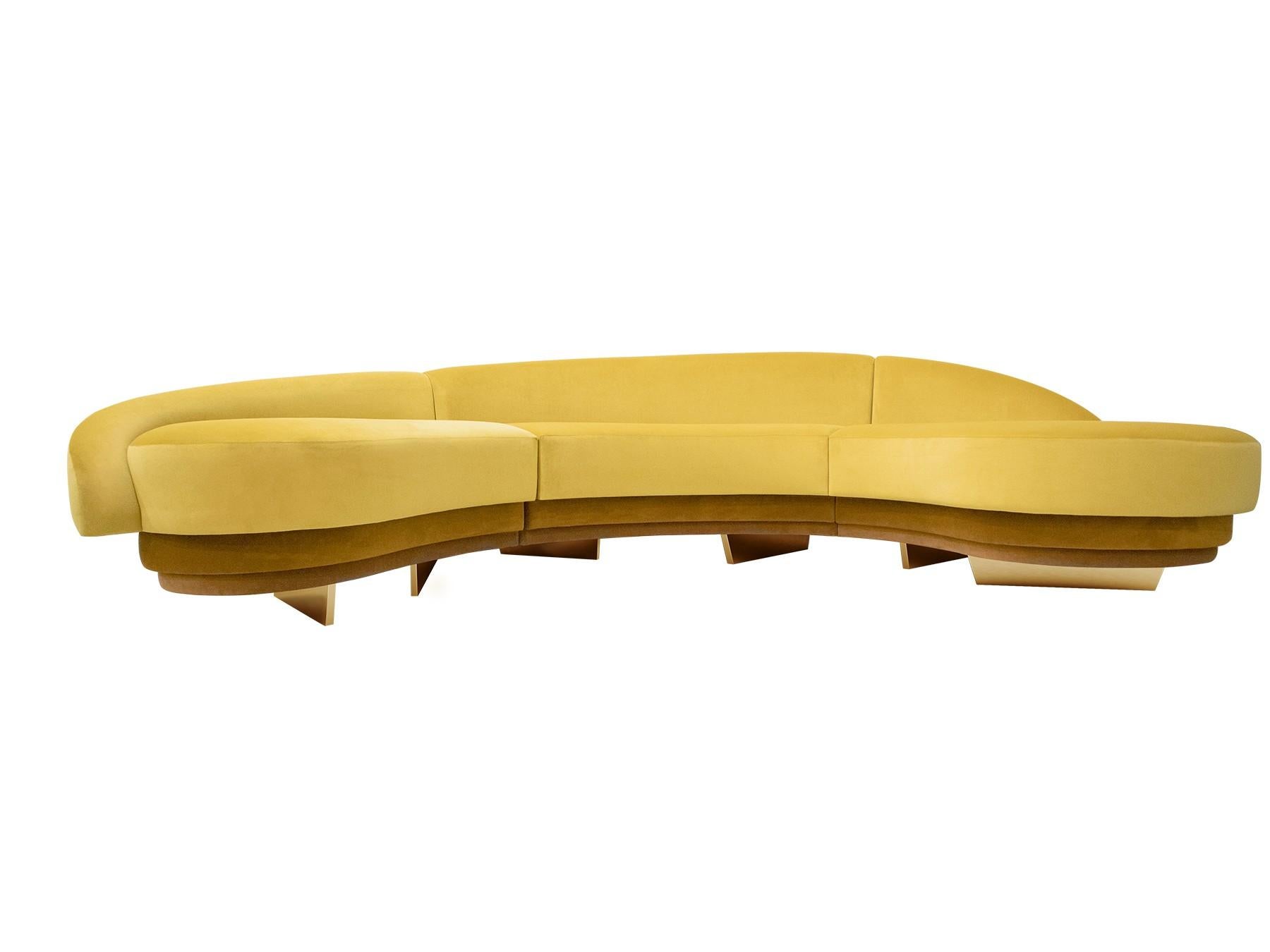 Modernes geschwungenes Serpentinen-Sofa aus gelbem Samt mit Gold- und Holzdetails (Moderne der Mitte des Jahrhunderts) im Angebot