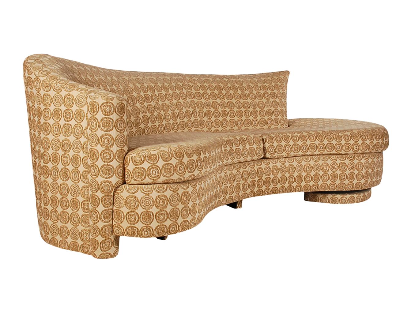 Un magnifique canapé vintage des années 1970 qui rappelle le canapé serpentin. Ce canapé semble être entièrement d'origine avec un tissu d'époque. Etat très propre et prêt à l'emploi.
