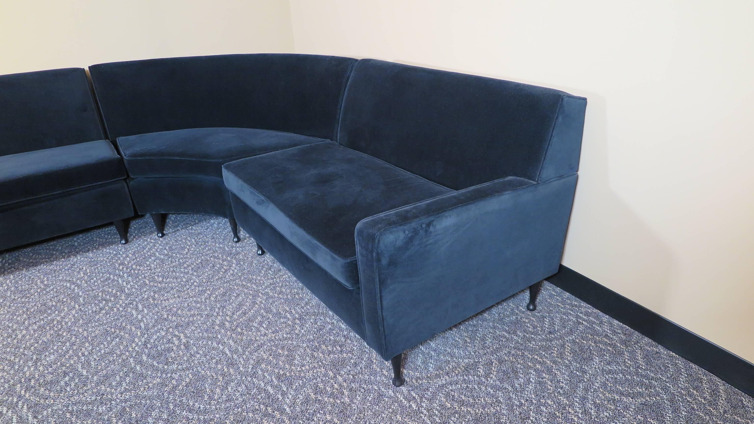 Mid-Century Modern Curved Sofa In Good Condition In New York, NY