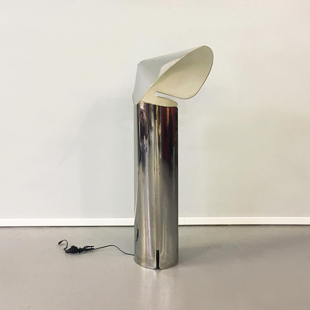 Mid-Century Modern curved steel Chiara lamp by Mario Bellini for Flos, 1965
Chiara lamp with curved steel sheet structure wound on itself to form a cylindrical base, with open cap.
Internal part in white enameled metal, border on the whole